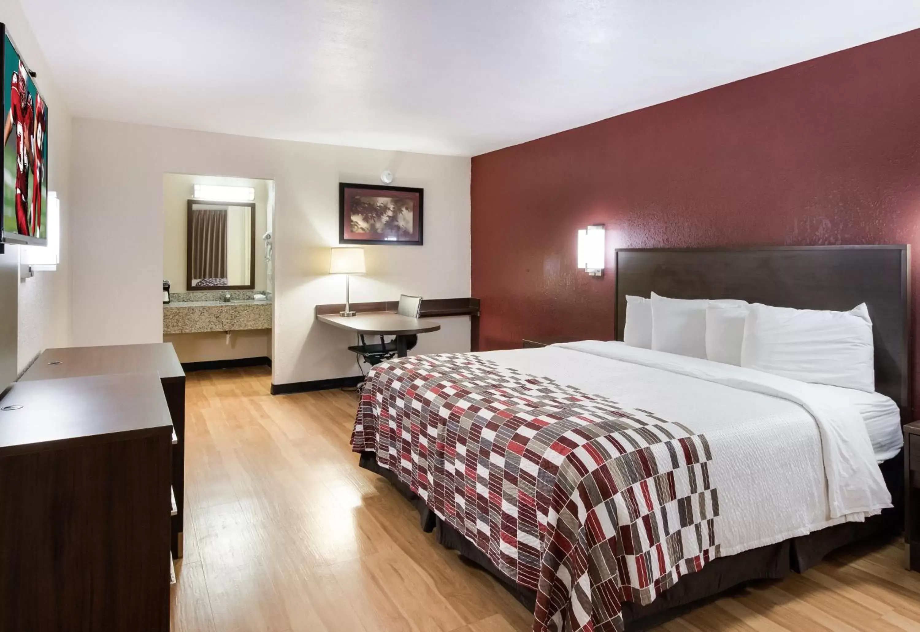 Photo of the whole room, Bed in Red Roof Inn & Suites Commerce - Athens