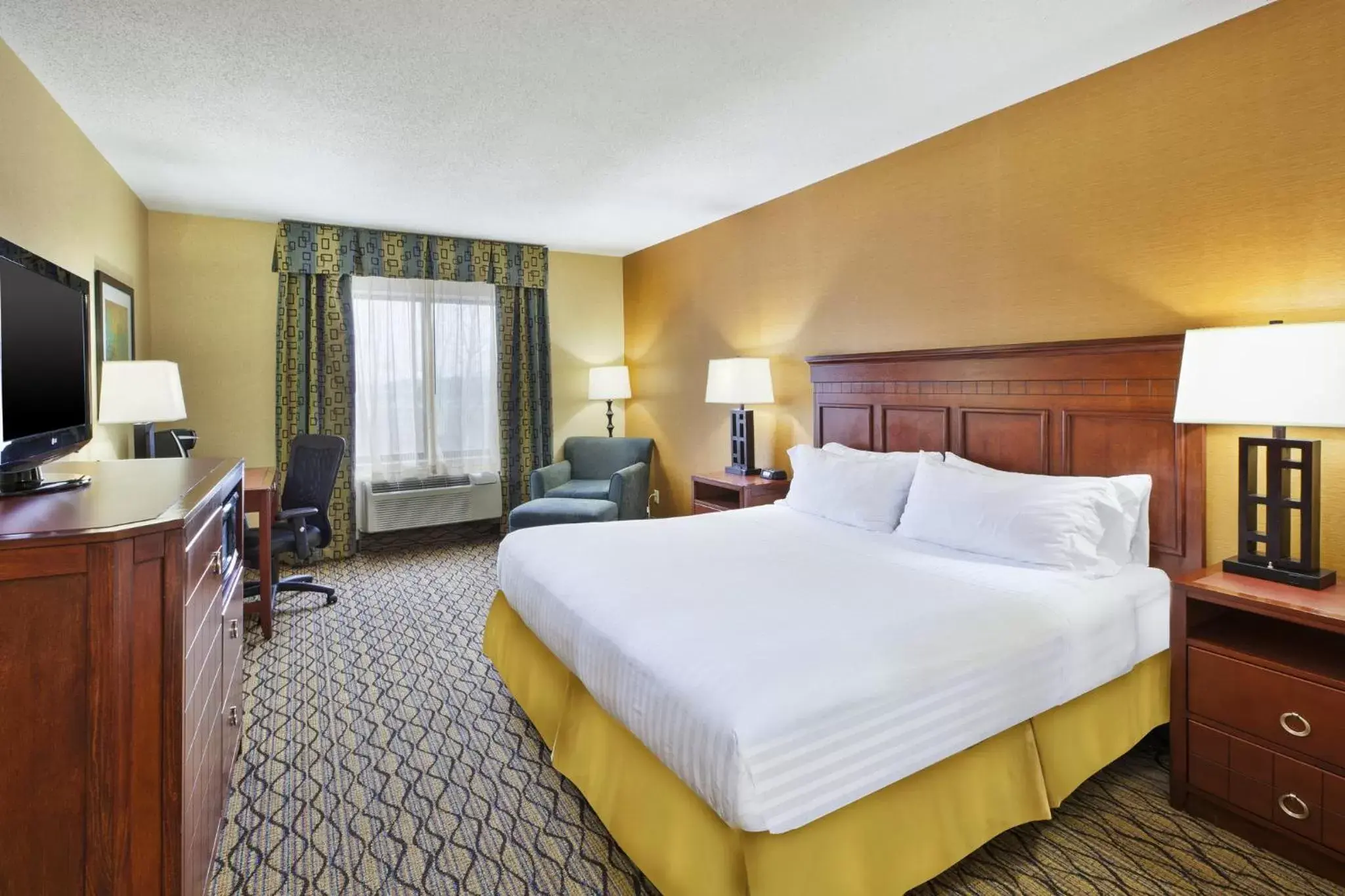 Photo of the whole room, Bed in Holiday Inn Express Hotel & Suites - Belleville Area, an IHG Hotel
