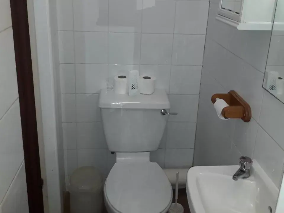 Bathroom in Belroy Hotel
