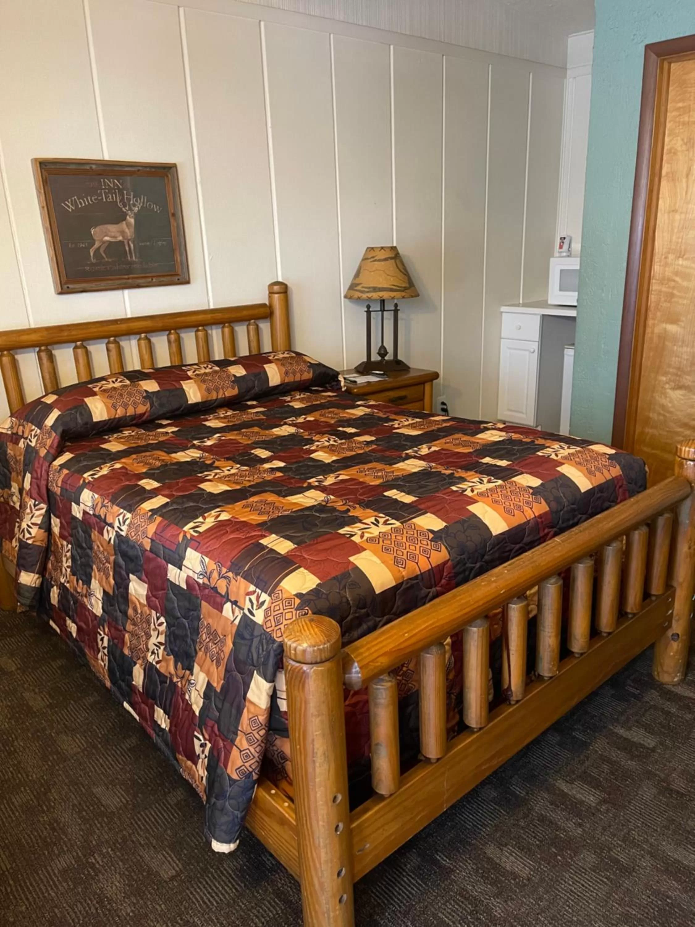 Bed in Olde Mill Inn of Clarkston