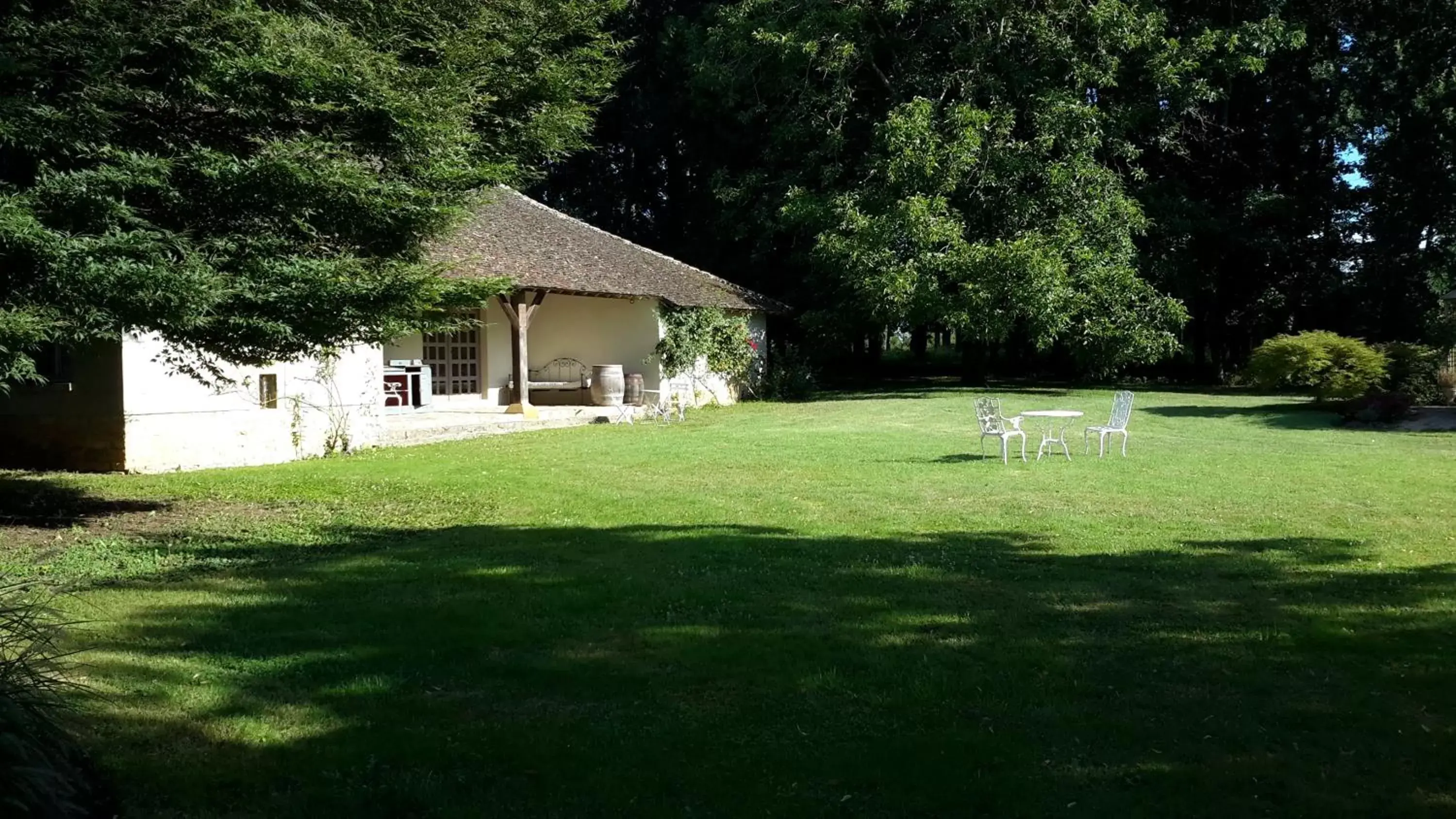 Property building, Garden in Domaine De L´Oiseau