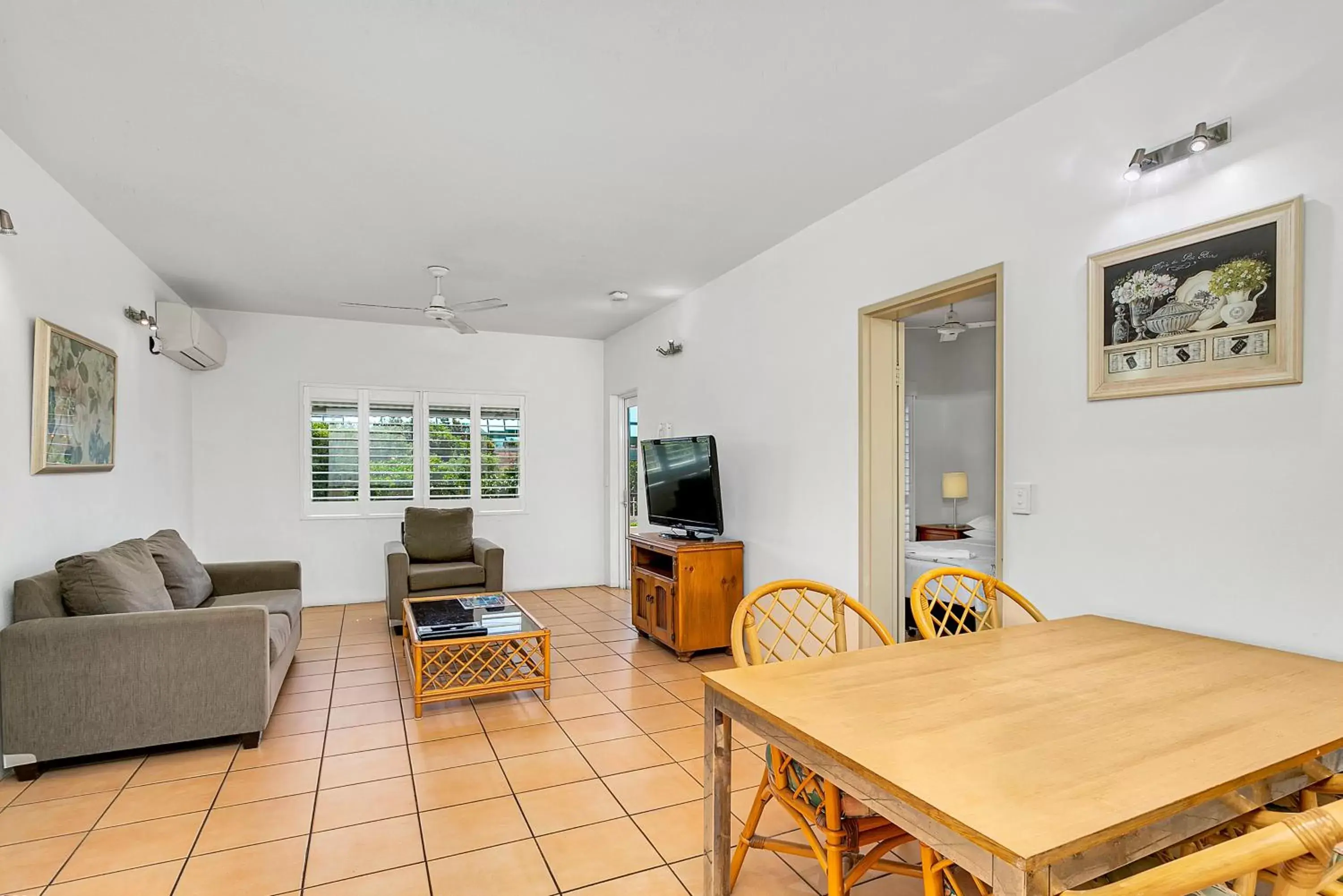 TV and multimedia, Dining Area in Cairns Reef Apartments & Motel