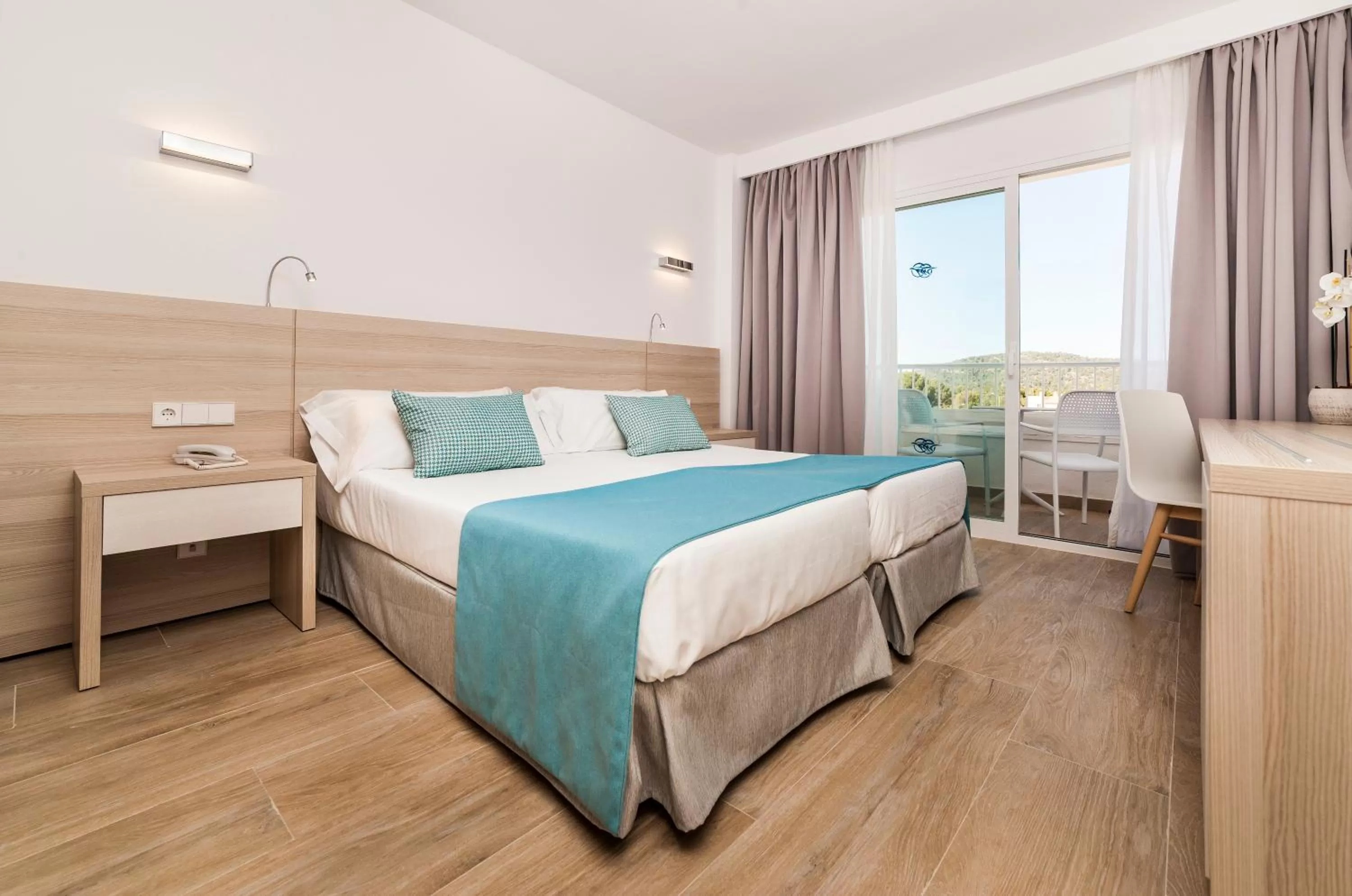 Bedroom, Bed in Globales Mimosa