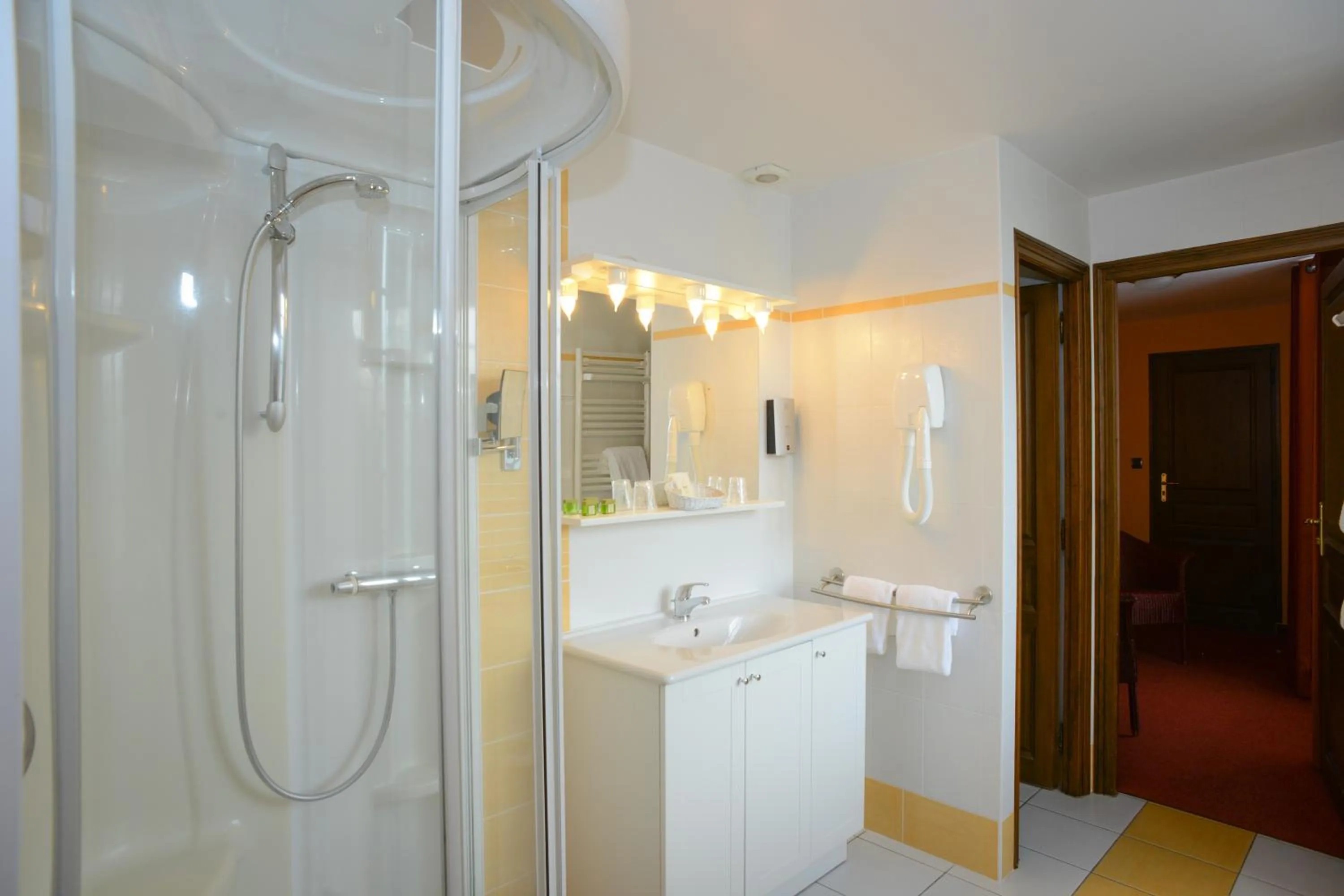 Bathroom in Hôtel de La Croix d'Or