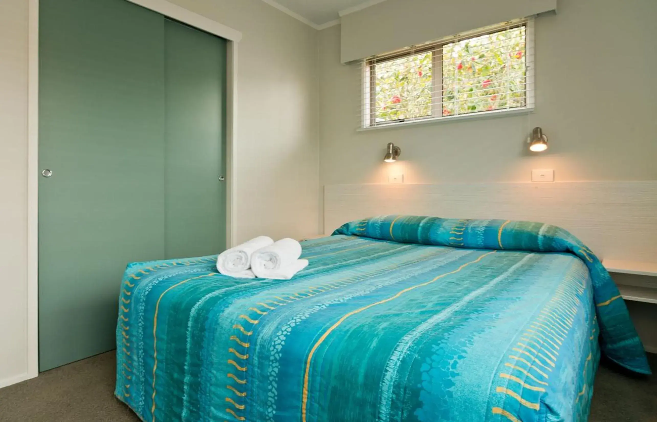 Bedroom, Bed in Averill Court Motel