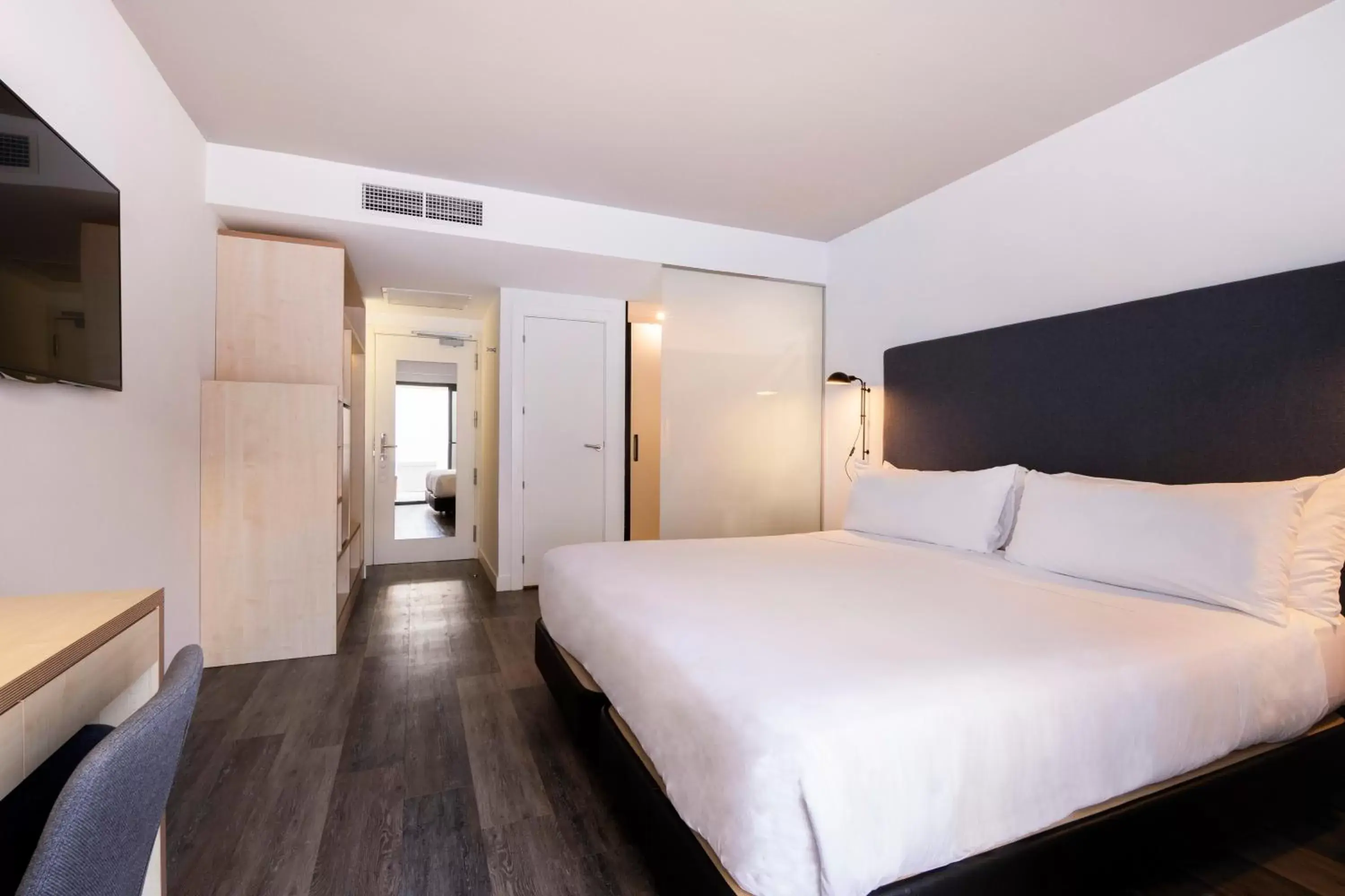 Photo of the whole room, Bed in INNSiDE by Meliá Palma Center