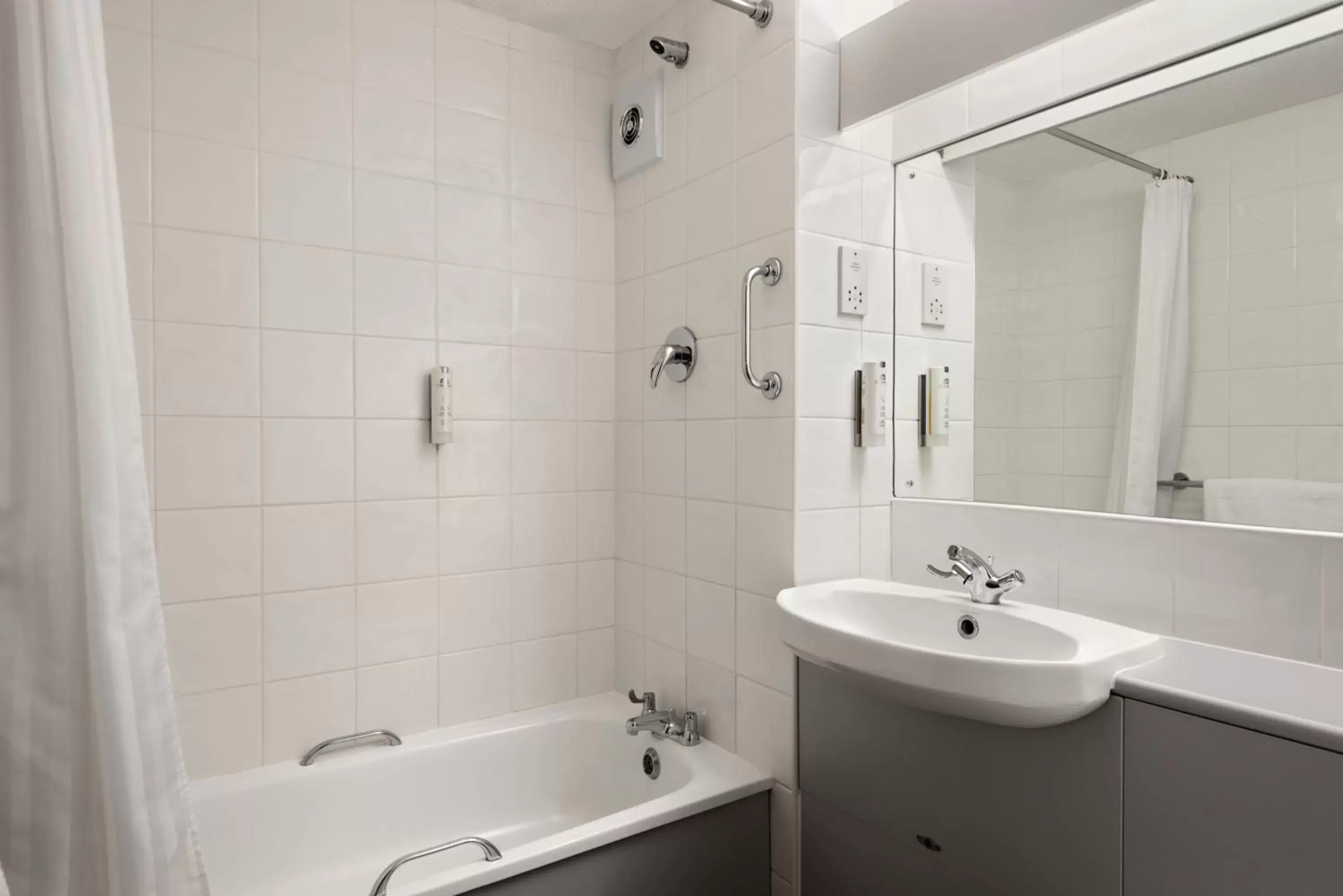 Bathroom in Days Inn Hotel Bradford - Leeds