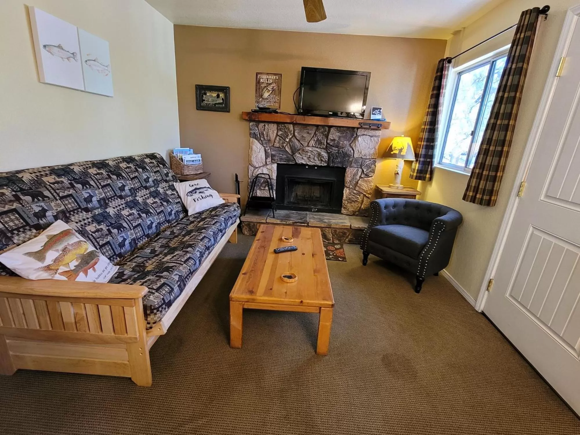 Living room, Seating Area in Hillcrest Suites & Cabins