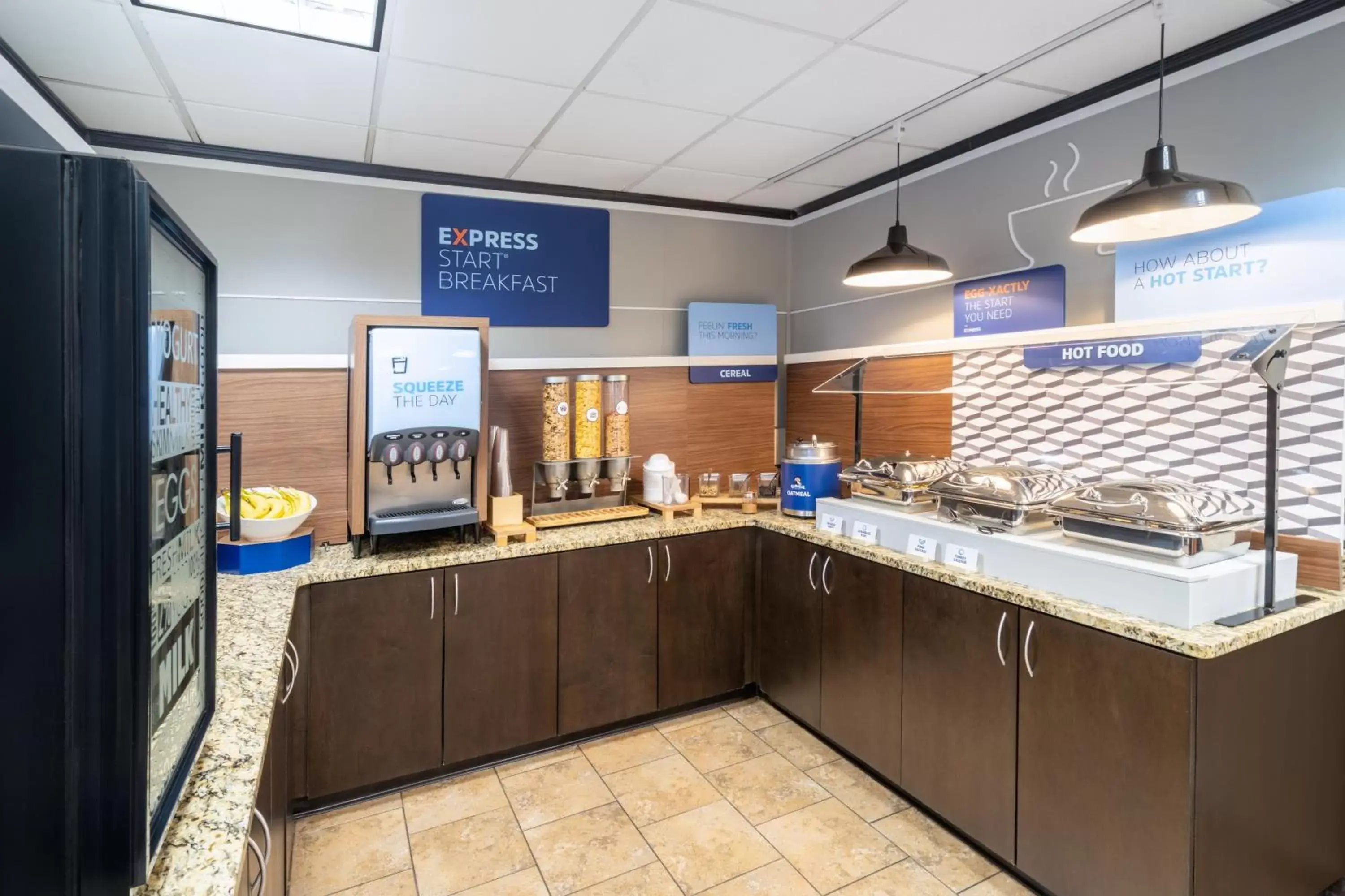 Restaurant/places to eat, Kitchen/Kitchenette in Holiday Inn Express Forsyth, an IHG Hotel