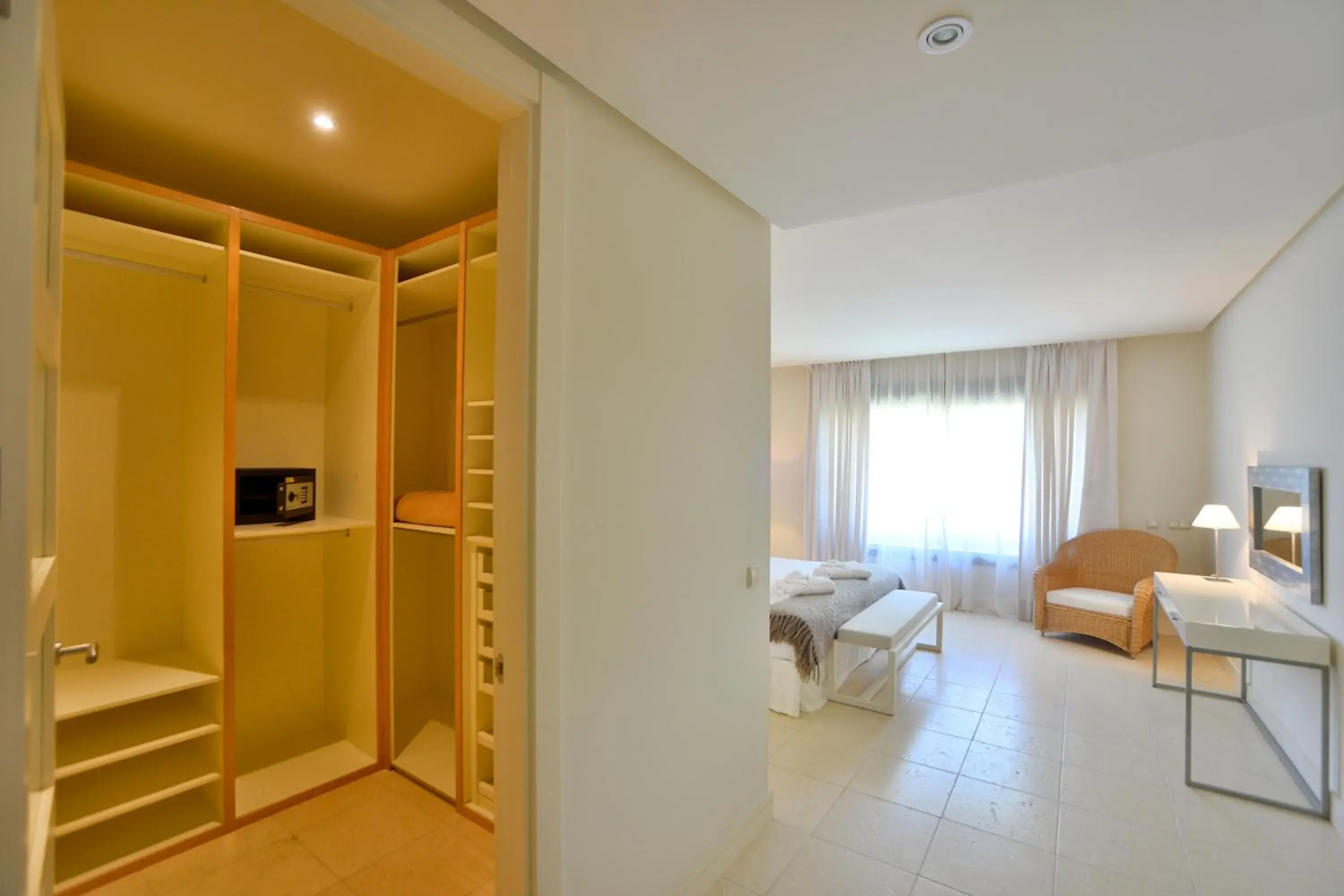 Bedroom, TV/Entertainment Center in Aparthotel Novo Resort