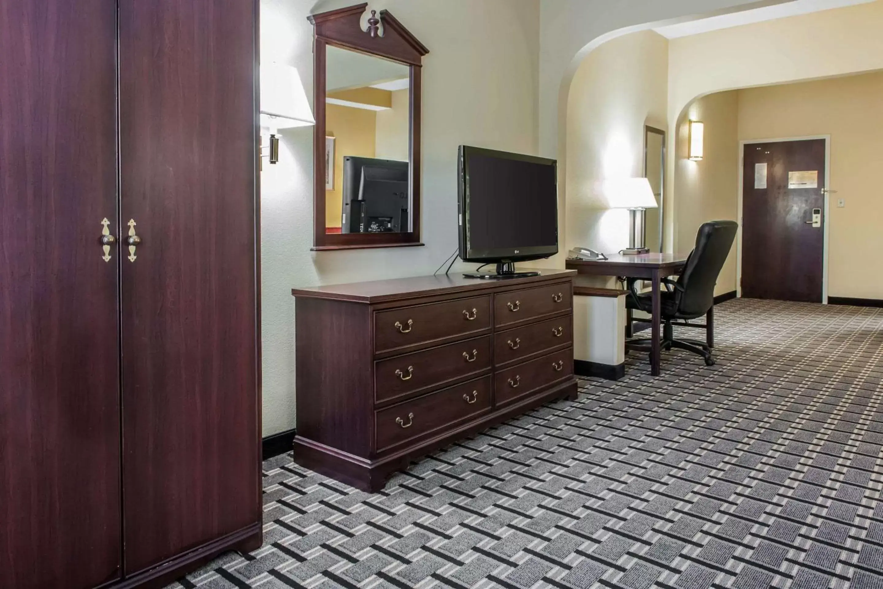 Photo of the whole room, TV/Entertainment Center in Clarion Inn & Suites Northwest