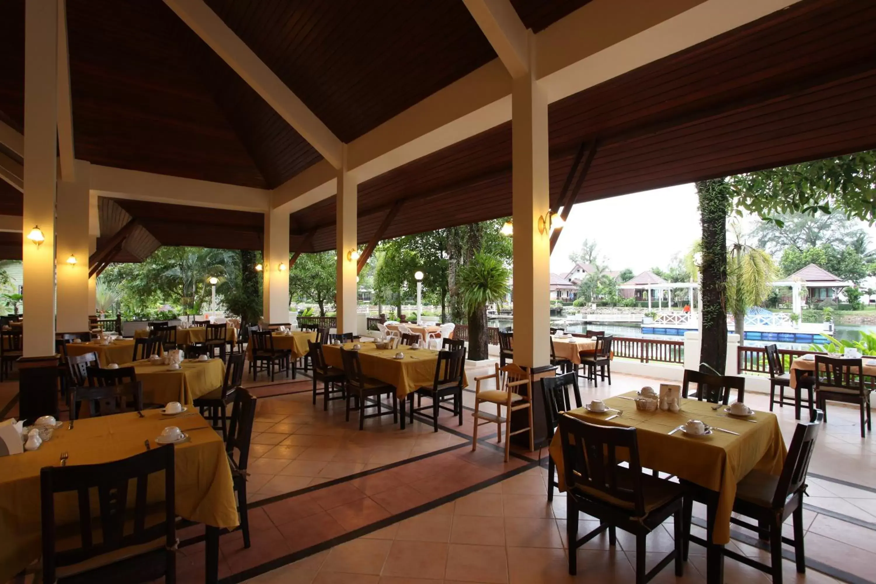 Breakfast, Restaurant/Places to Eat in Bhu Tarn Koh Chang Resort & Spa