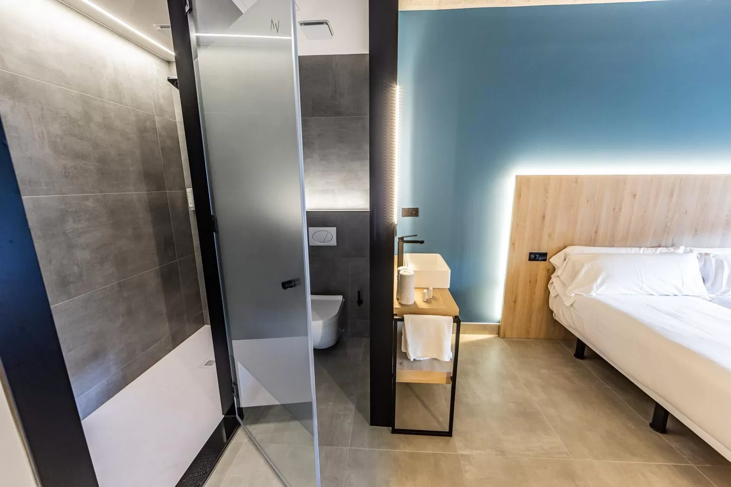 Shower, Bed in Hospedium Hotel Devalar Do Mar