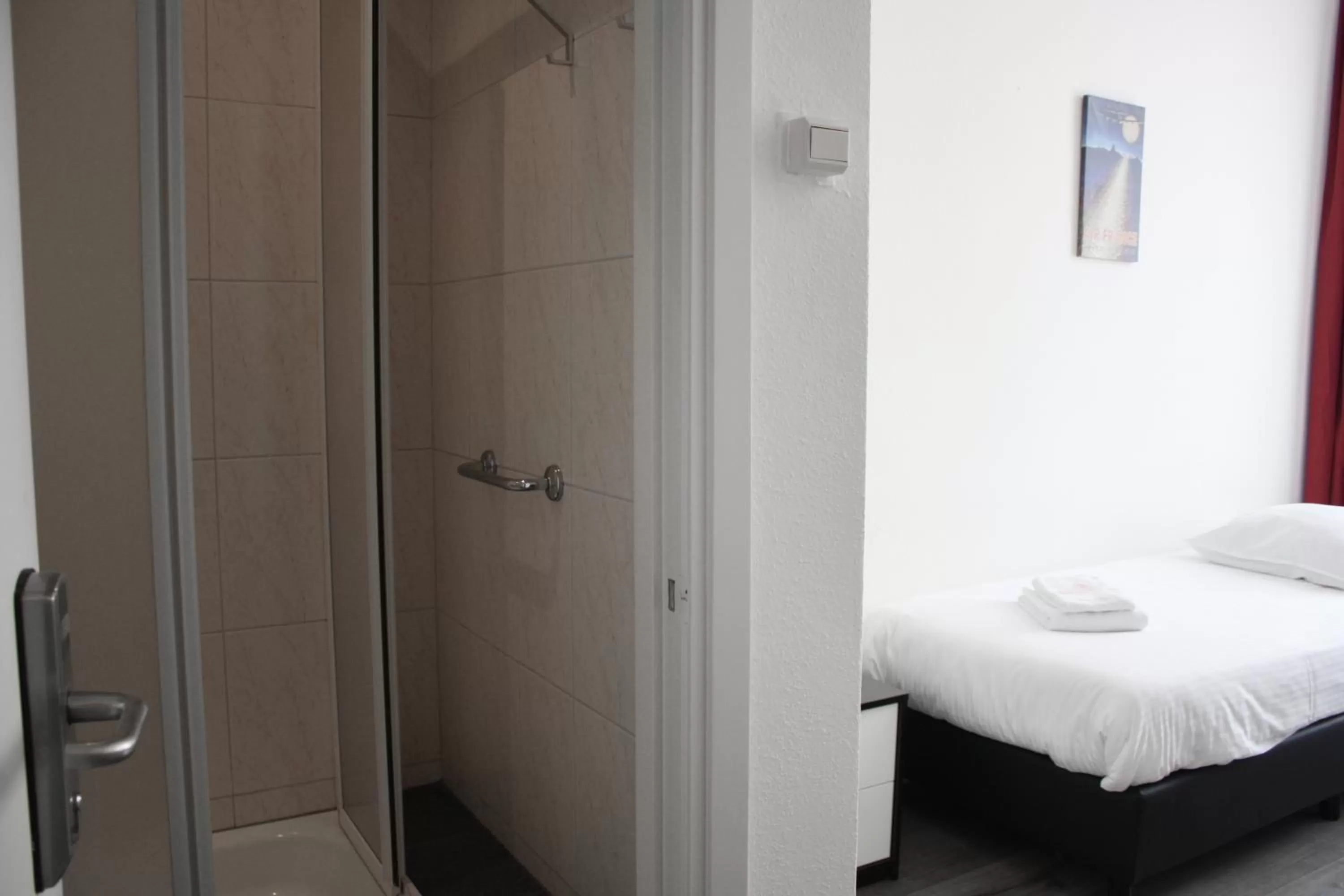 Shower, Bed in Hotel Benno