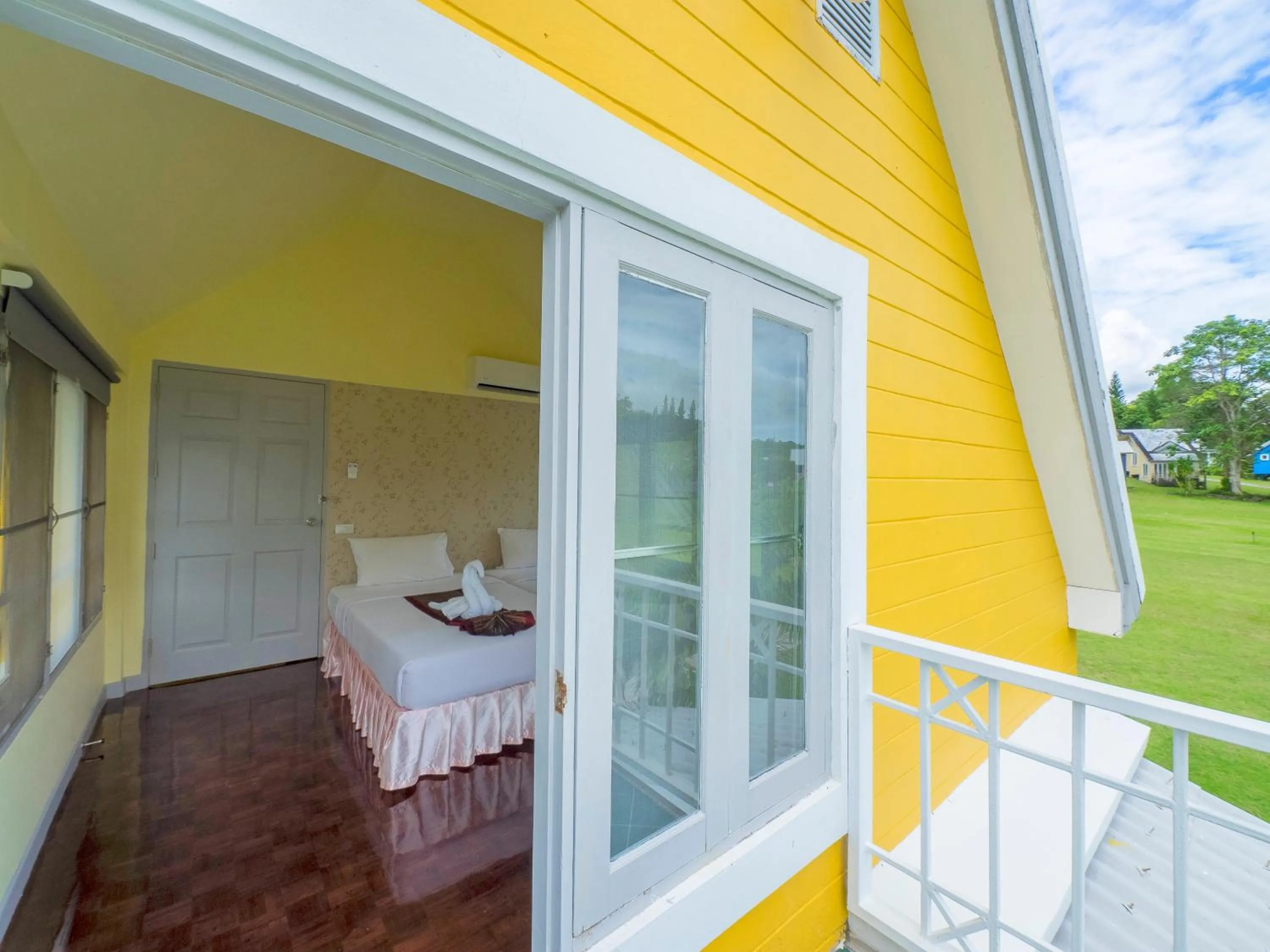 Photo of the whole room, Bed in Brookside Valley Resort