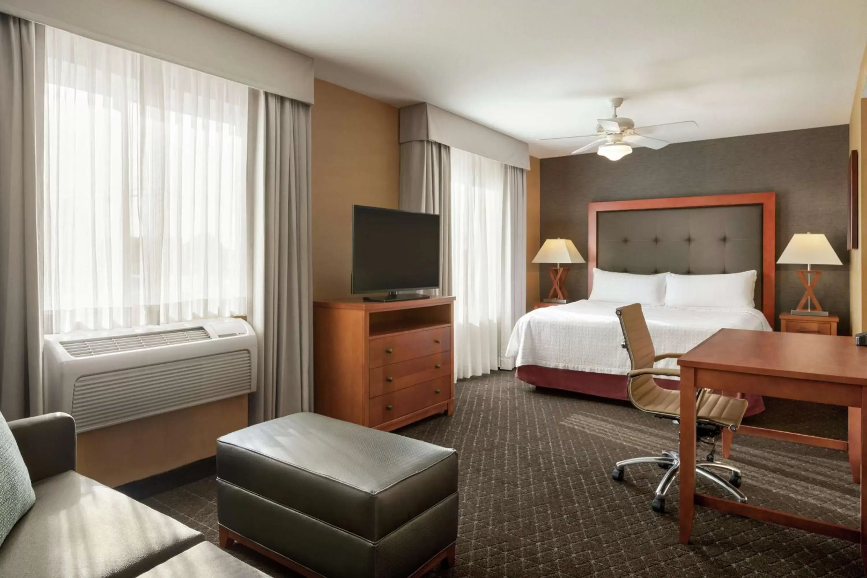 Bedroom, TV/Entertainment Center in Homewood Suites by Hilton Allentown-West/Fogelsville