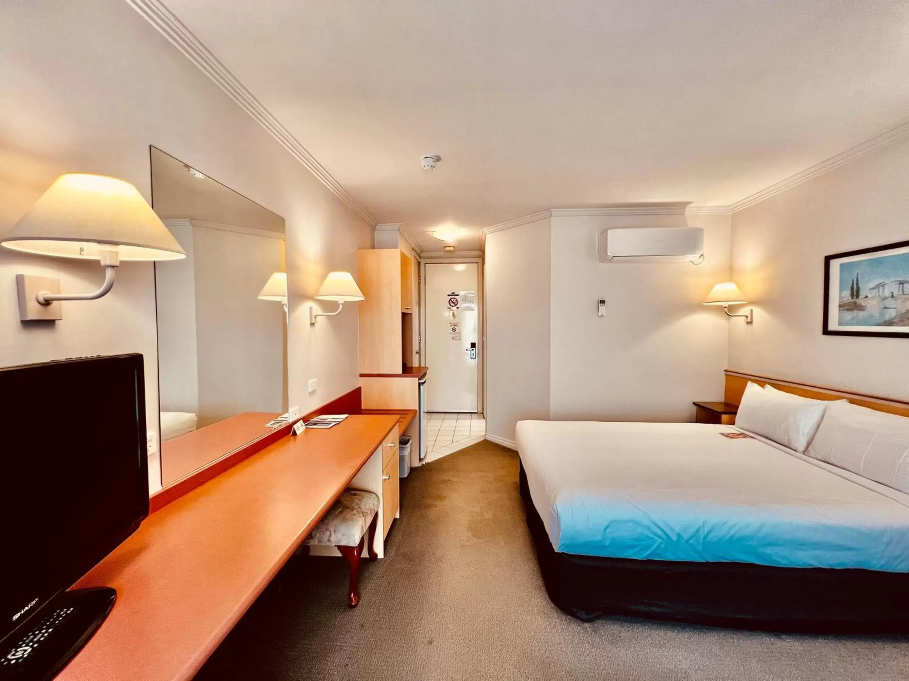 Bedroom, Bed in The Waverley International Hotel