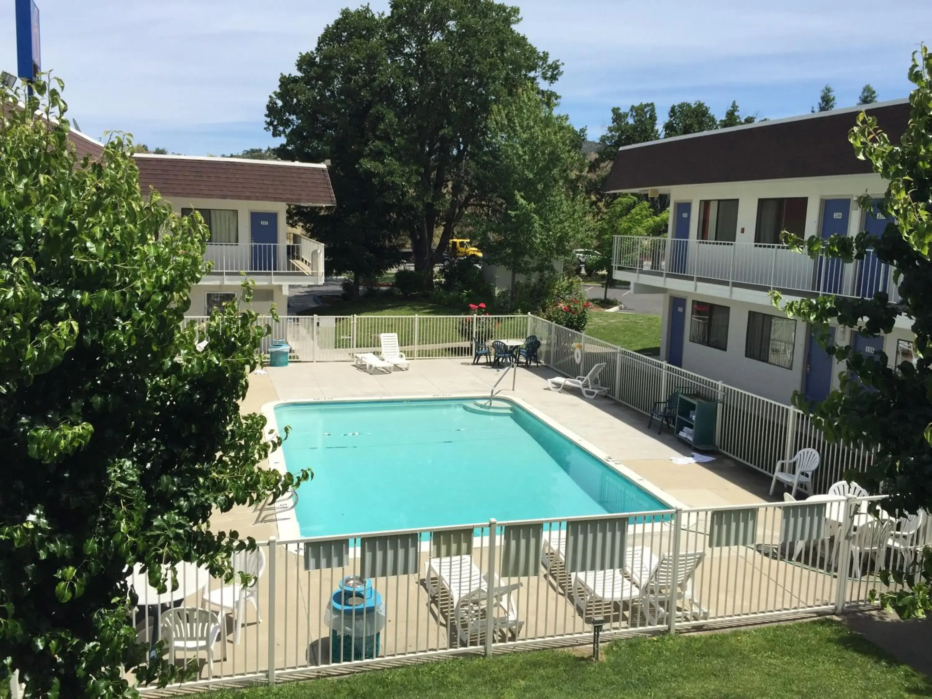 Swimming pool, Property Building in Motel 6-Yreka, CA