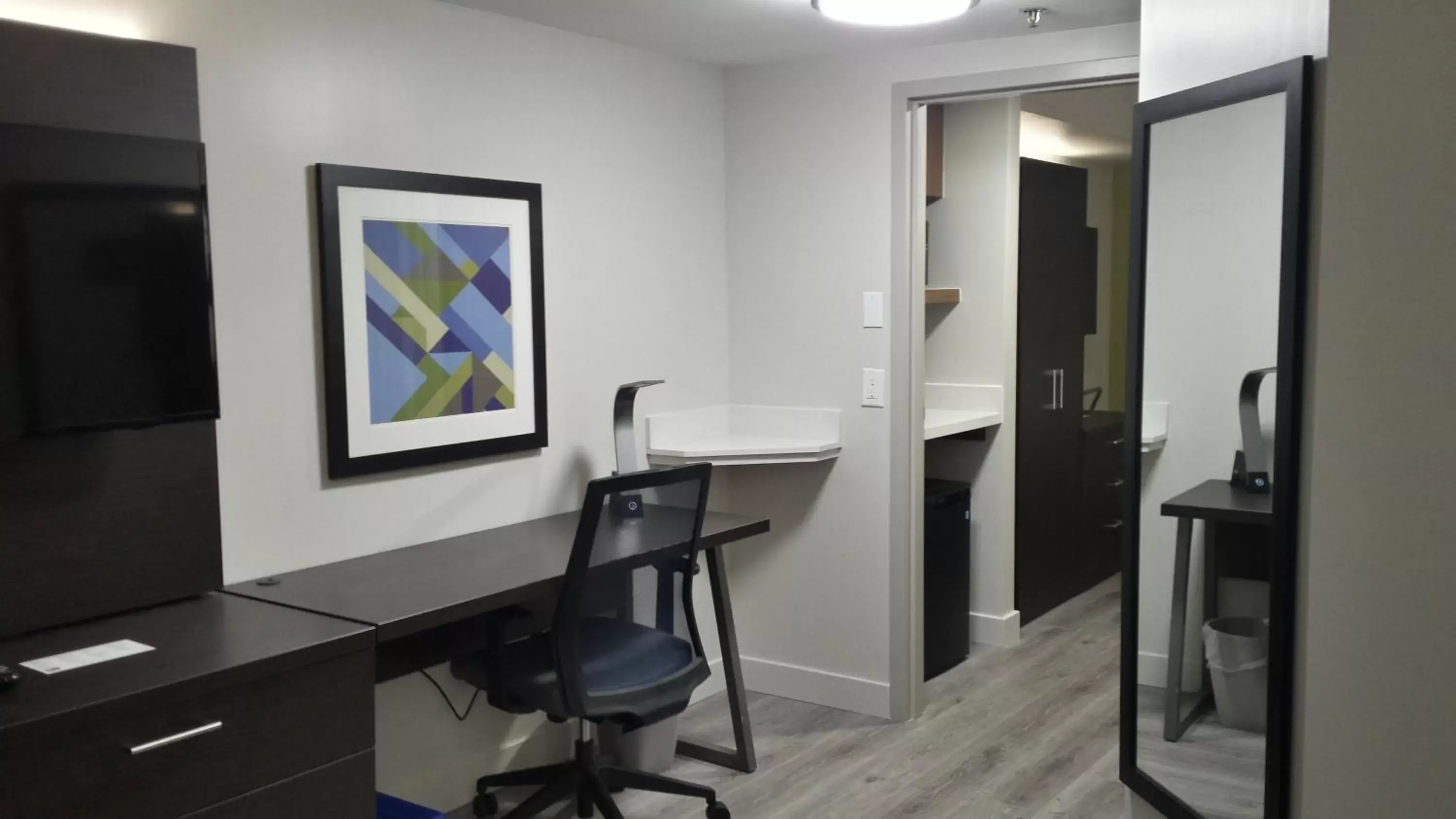 Photo of the whole room in Holiday Inn Express & Suites Mississauga-Toronto Southwest by IHG Photo of the whole room in Holiday Inn Express & Suites Mississauga-Toronto Southwest by IHG