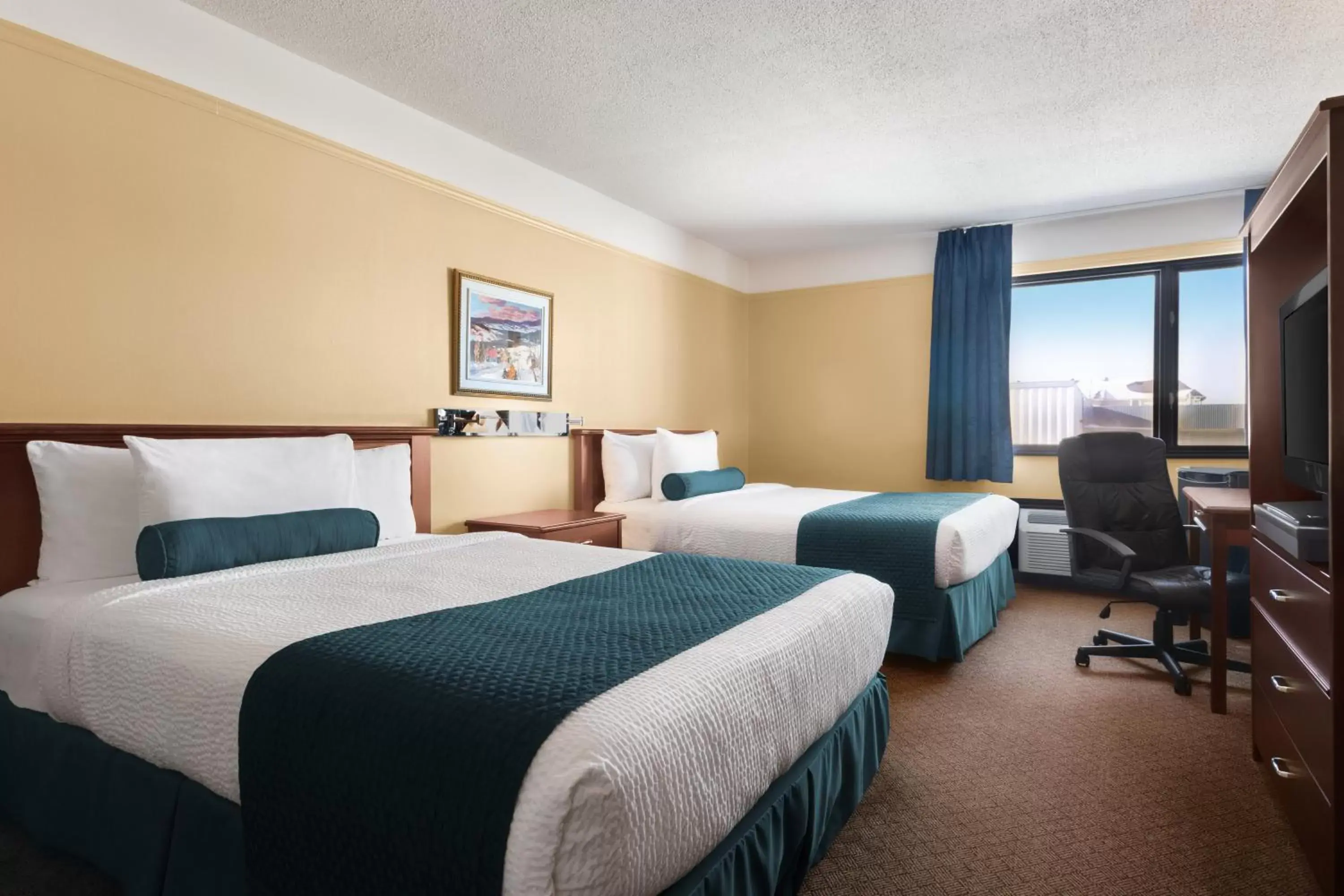 Bedroom, Bed in Hotel Days Inn Blainville & Centre de Conférence