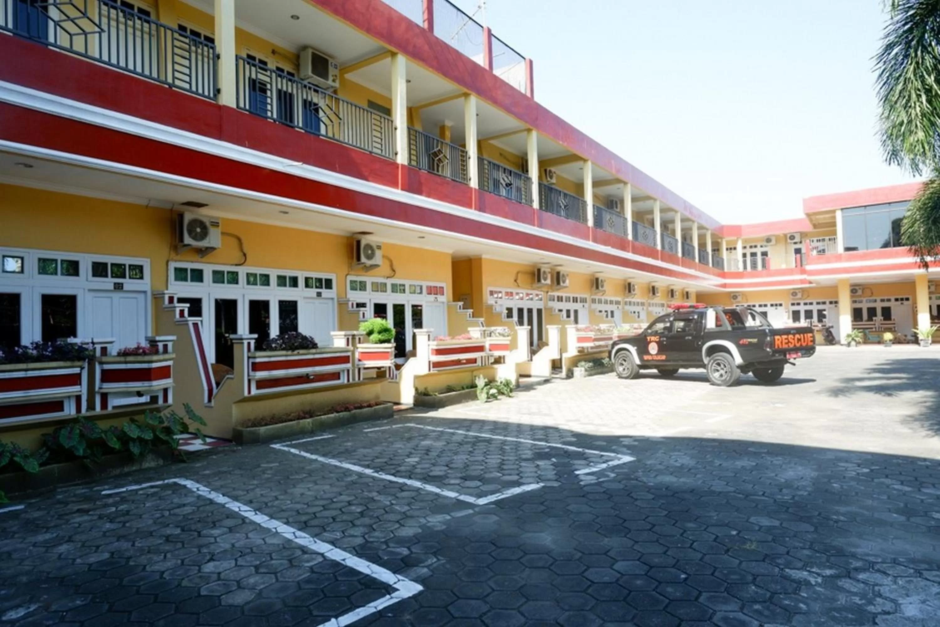 Property building in RedDoorz Plus near Stadion Wijaya Kusuma