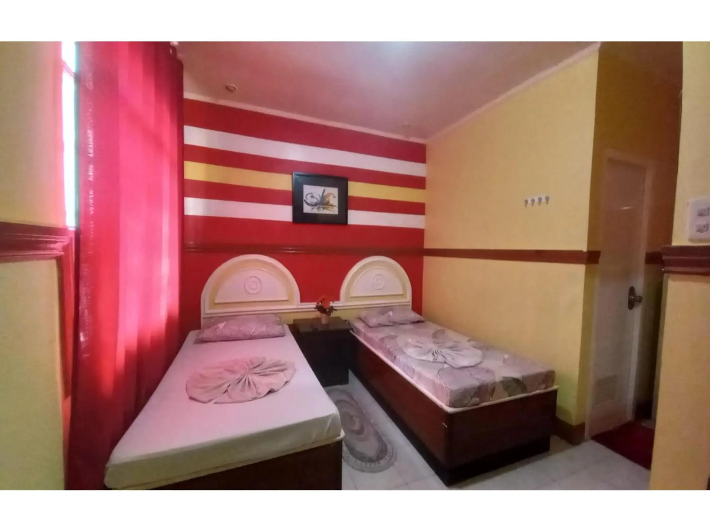 Photo of the whole room, Bed in RedDoorz @ Jomckayl Apartelle Naga