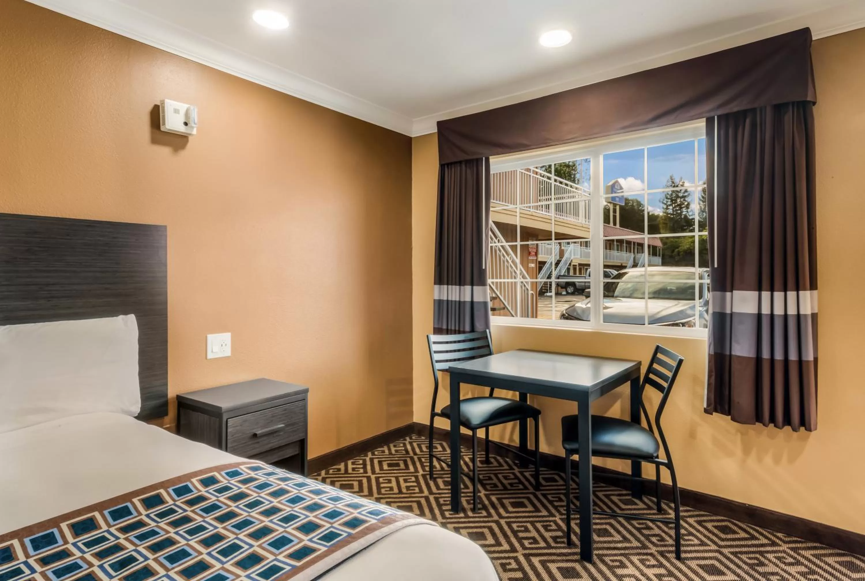 Bed in Americas Best Value Inn - Ukiah