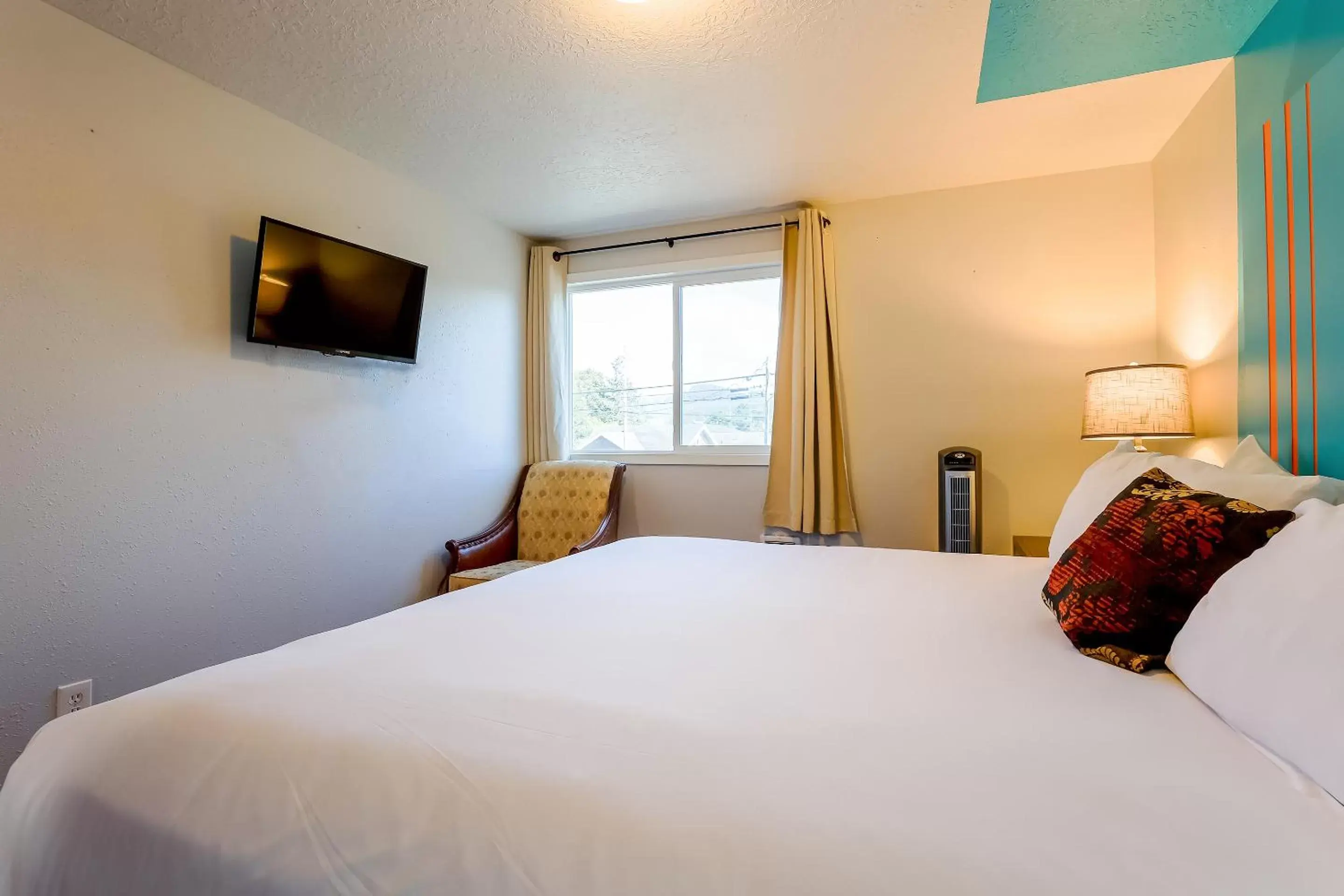 TV and multimedia, Bed in Coast River Inn by OYO Seaside