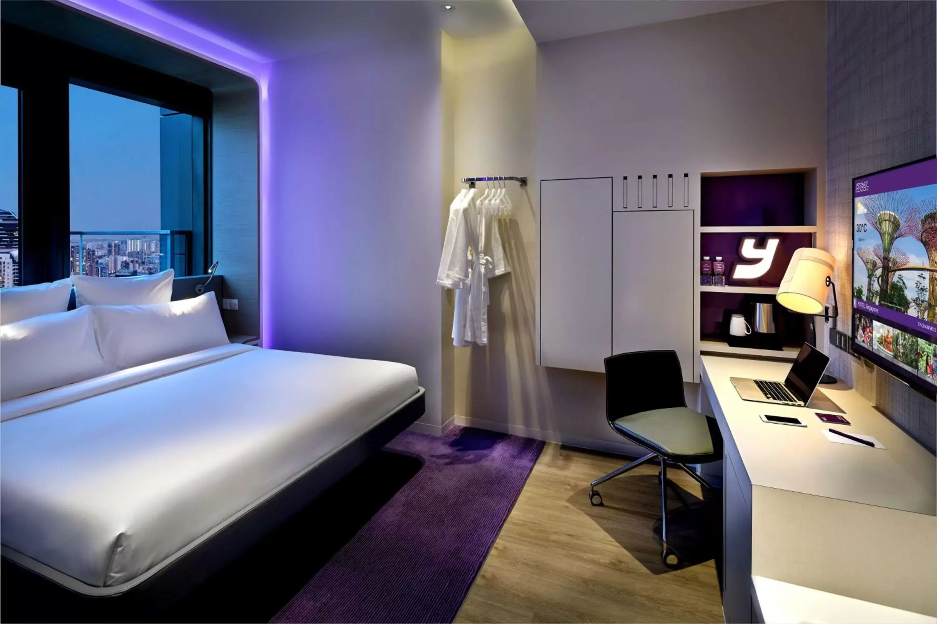 TV and multimedia in YOTEL Singapore Orchard Road