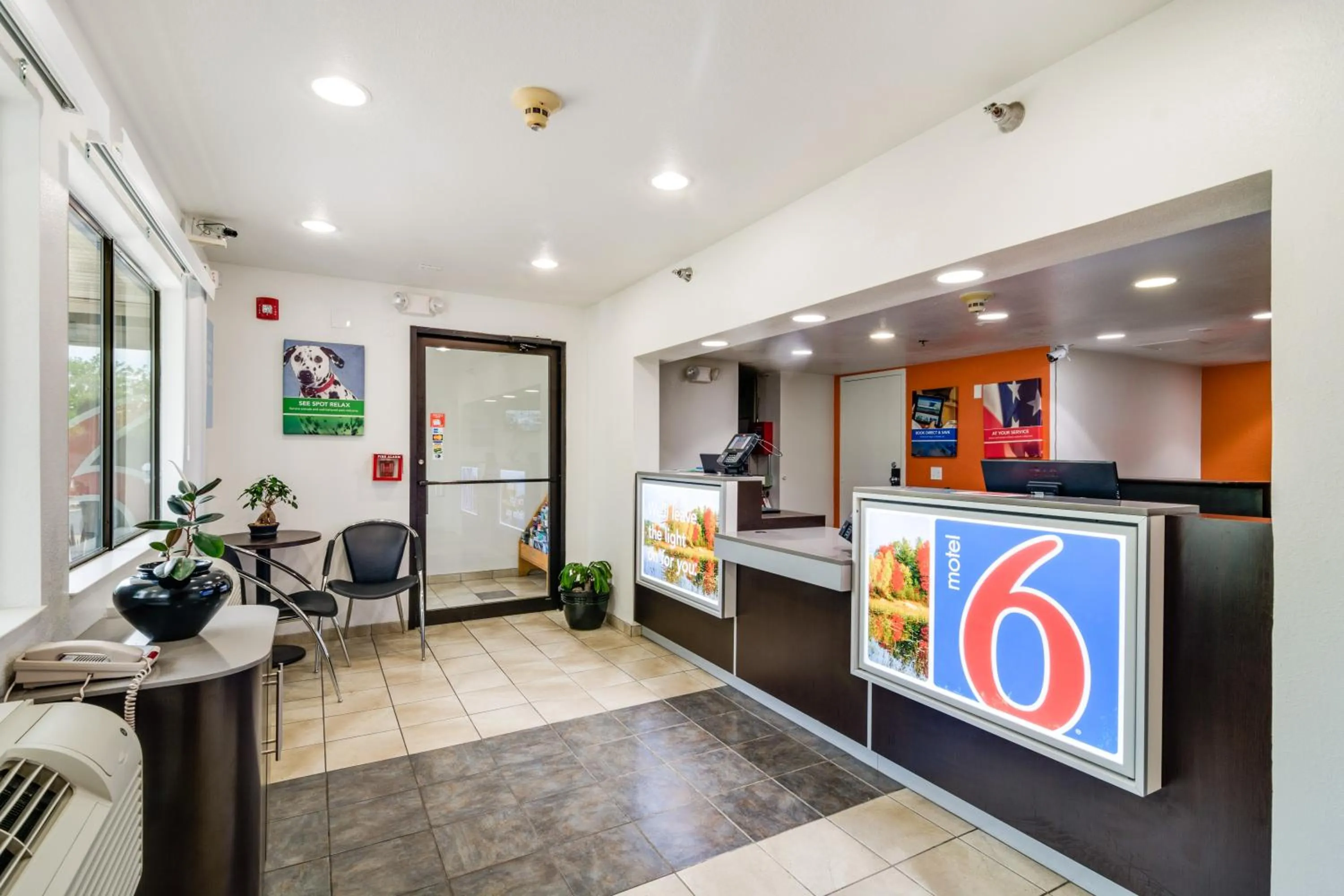 Lobby or reception in Motel 6-Rolling Meadows, IL - Chicago Northwest