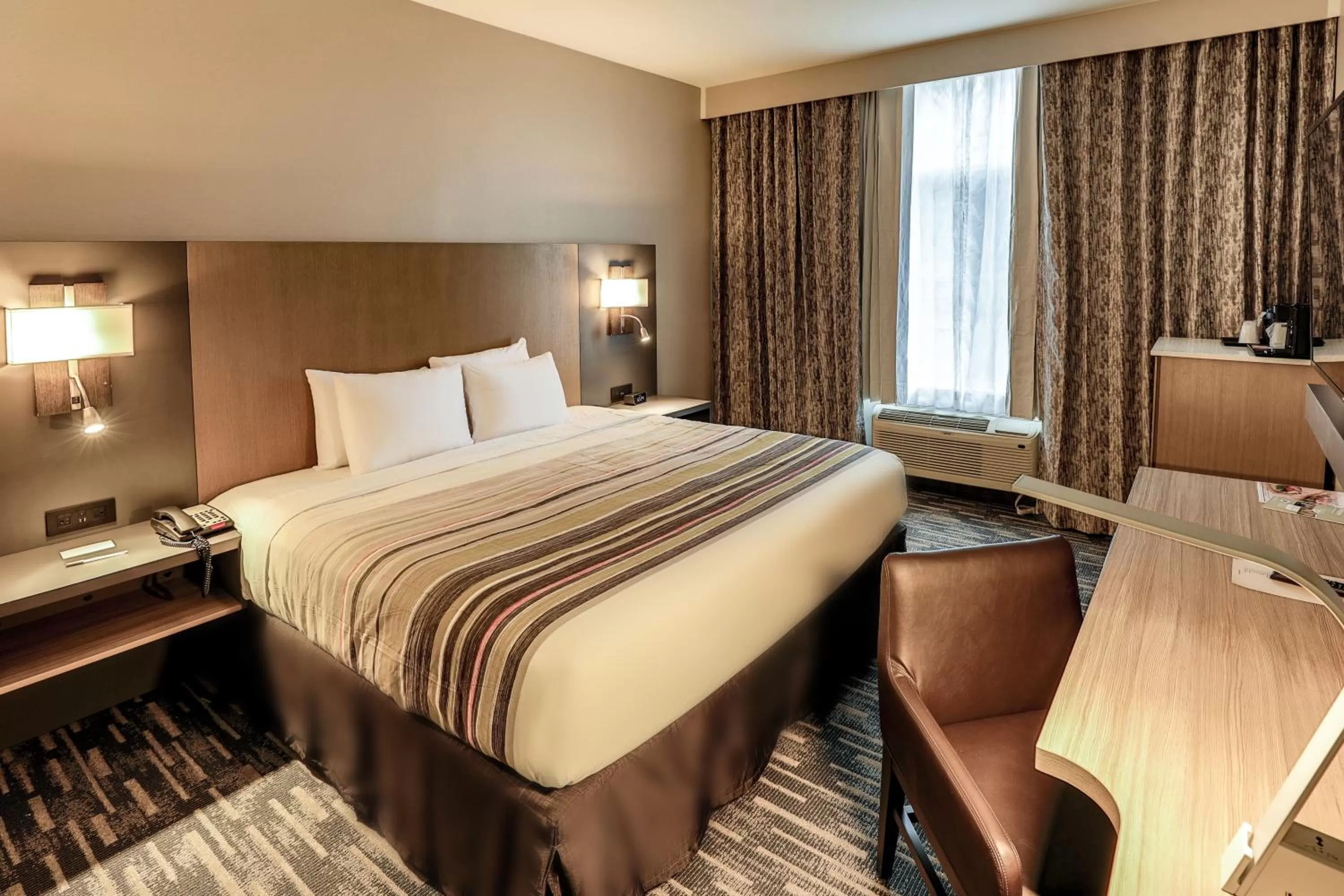 Bed in Country Inn & Suites by Radisson Nashville Airport TN