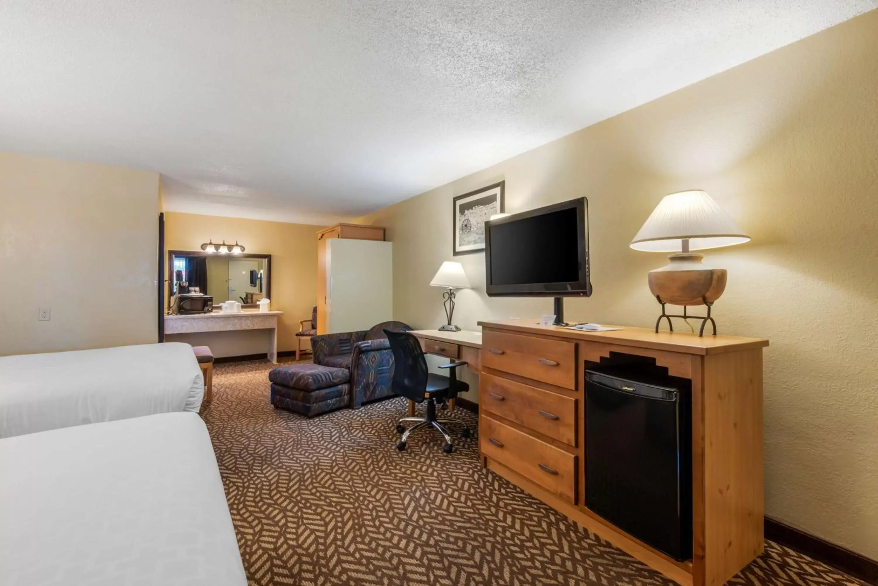 Bedroom, TV/Entertainment Center in Best Western Turquoise Inn & Suites