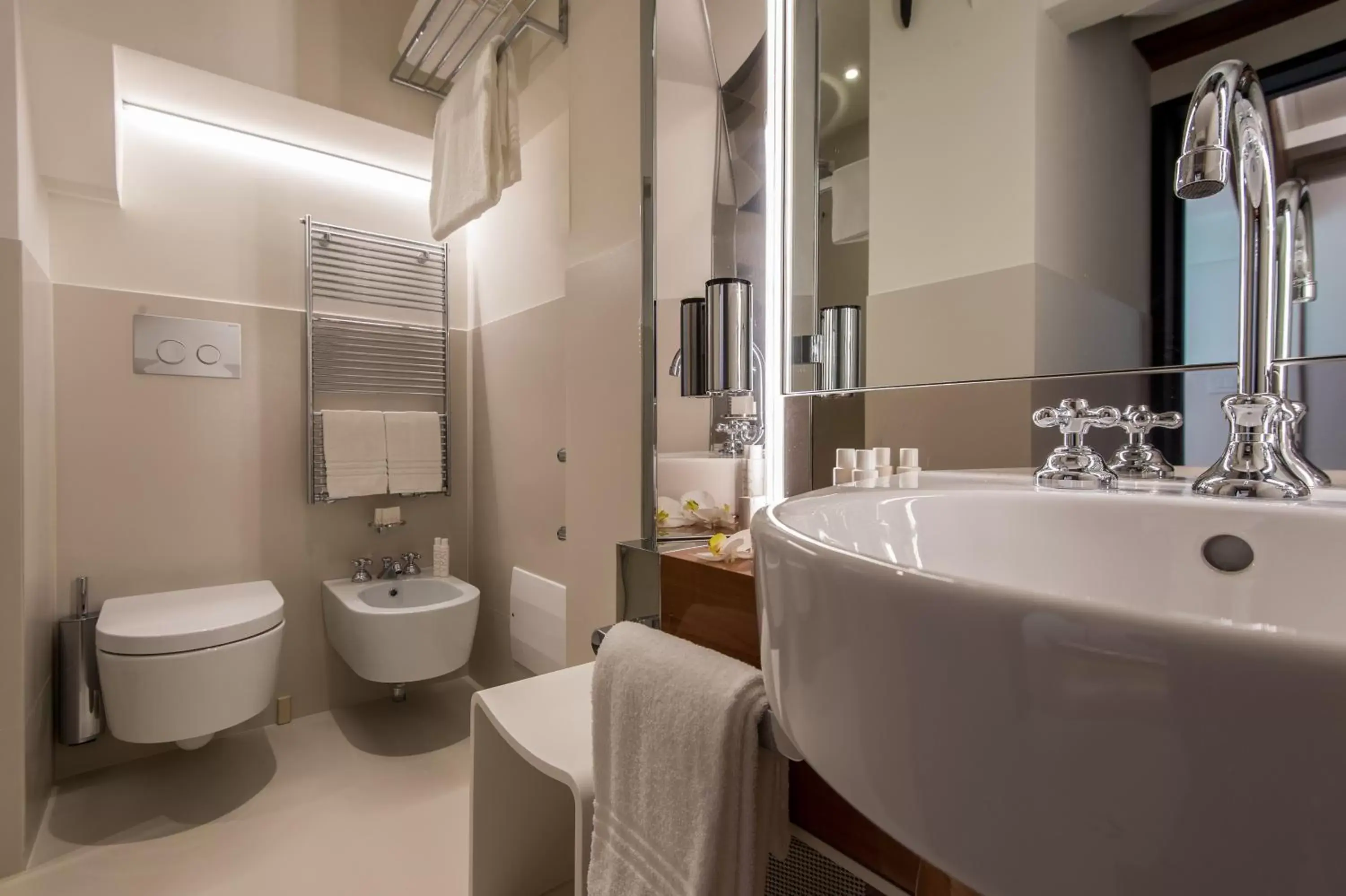 Toilet, Bathroom in Hotel Rialto