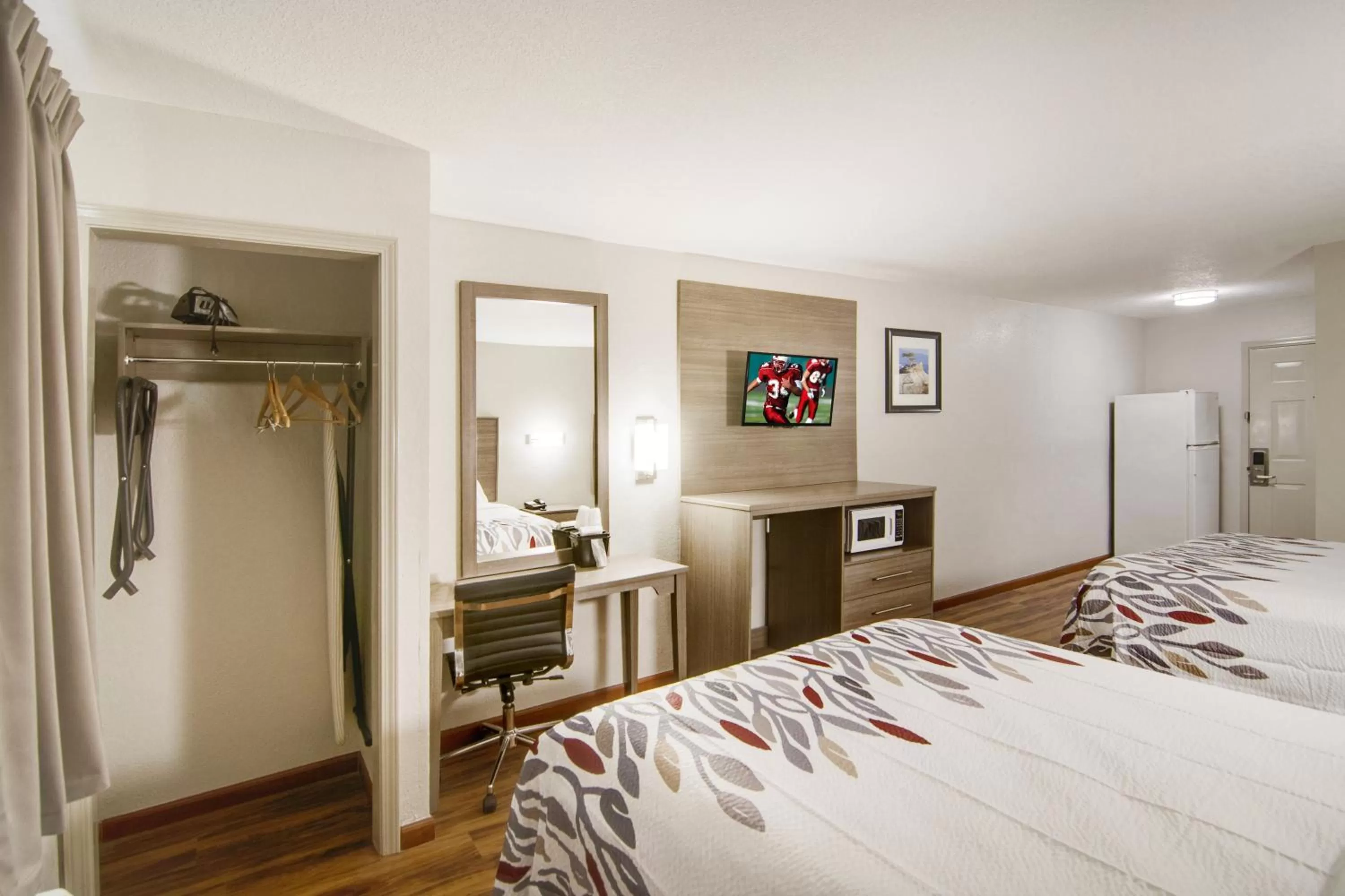 Photo of the whole room, Bed in Red Roof Inn & Suites Pensacola-NAS Corry