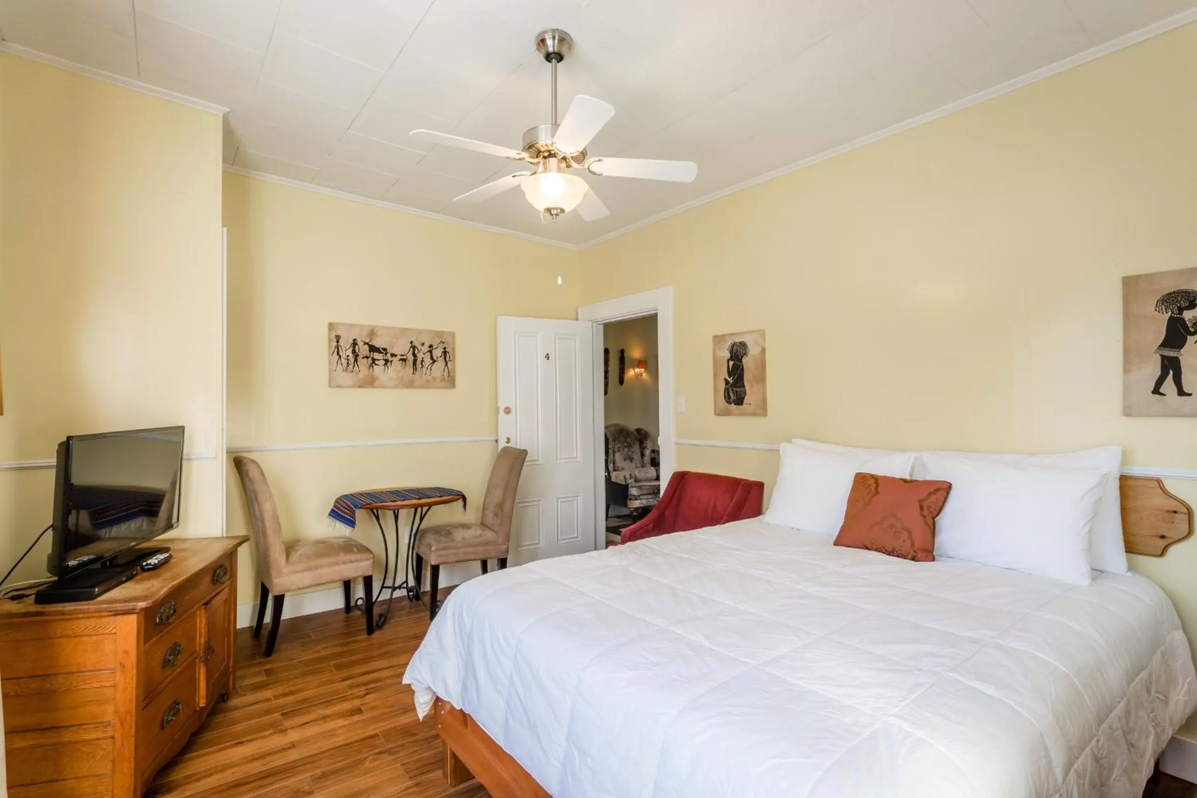 Photo of the whole room in Lakelawn B&B and Motel