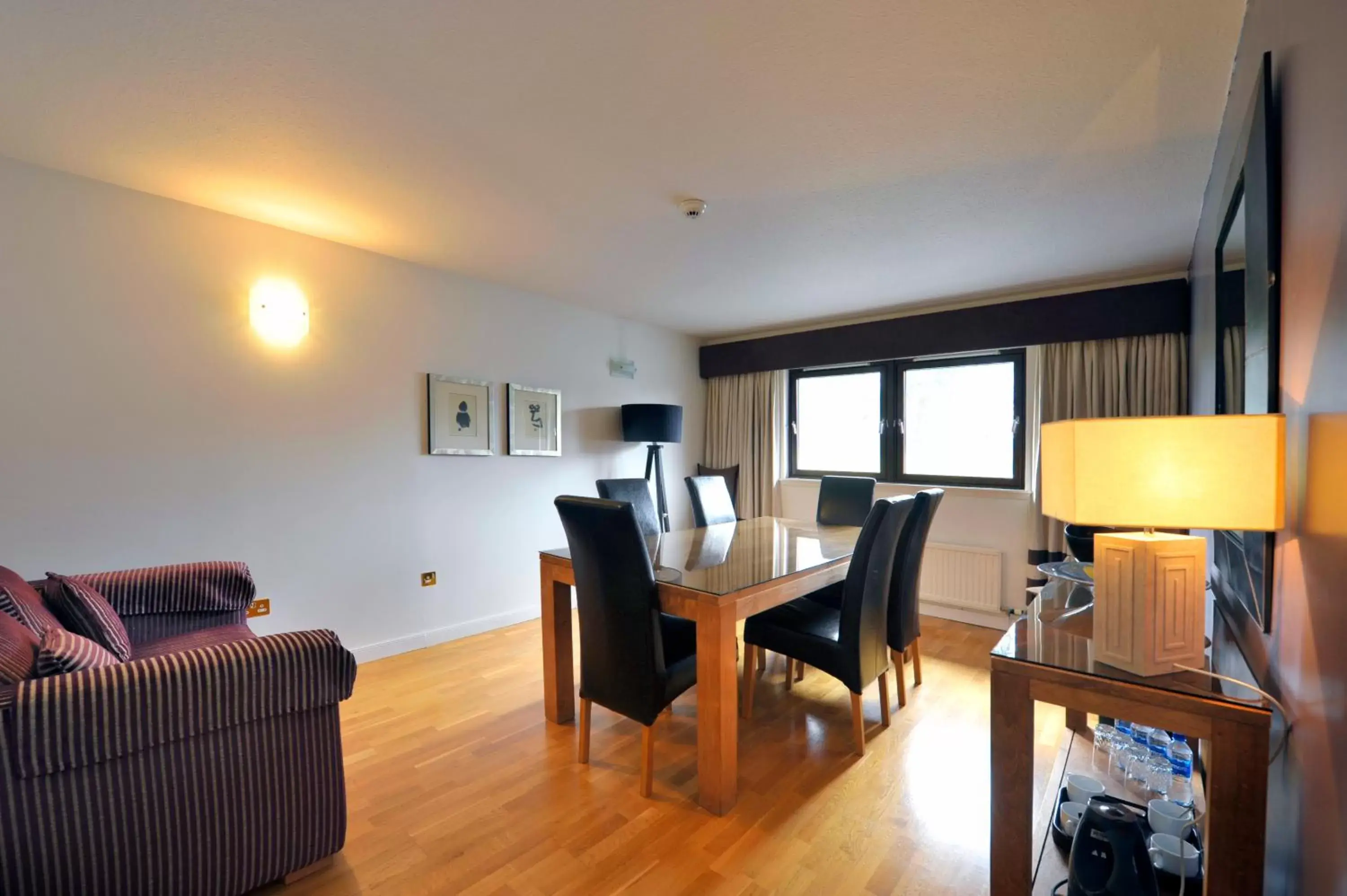 Seating area in Stirling Court Hotel Seating area in Stirling Court Hotel