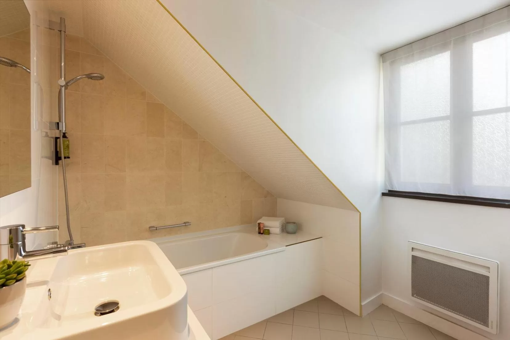 Bathroom in Citadines Opéra Paris