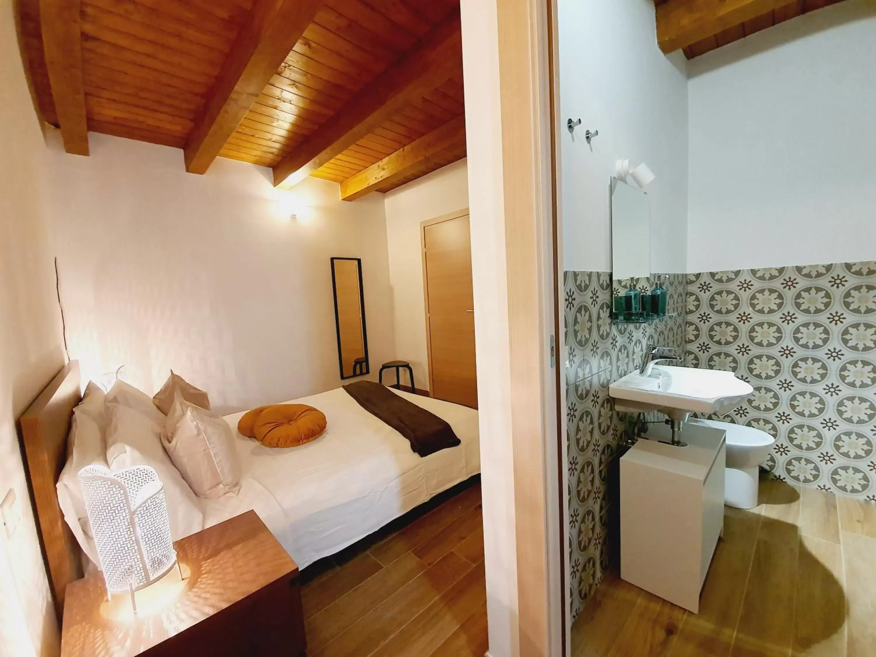 Bed, Bathroom in Casa Ludo - Fondi Vertice Rooms