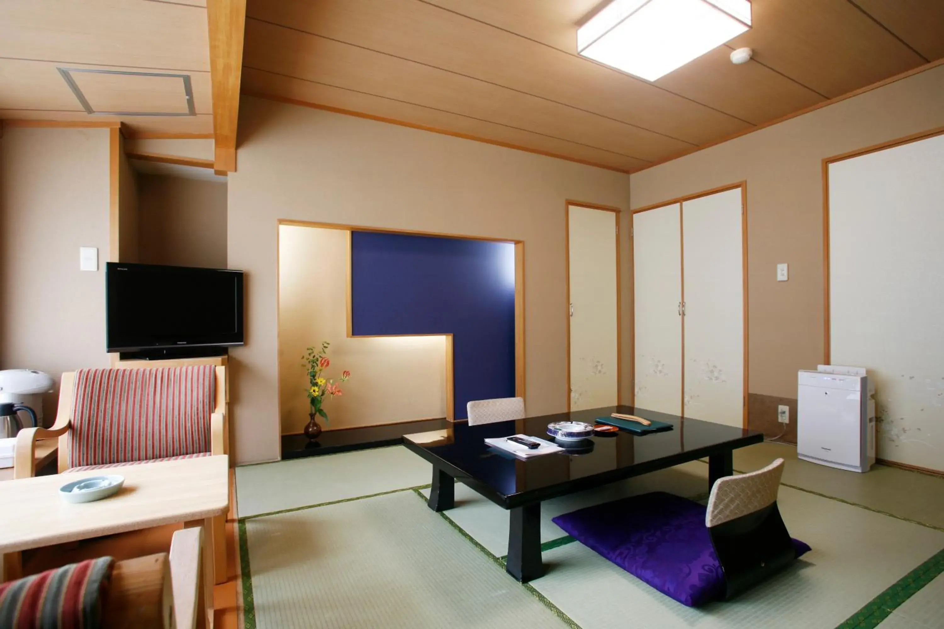 Photo of the whole room, Seating Area in Sounkyo Kanko Hotel