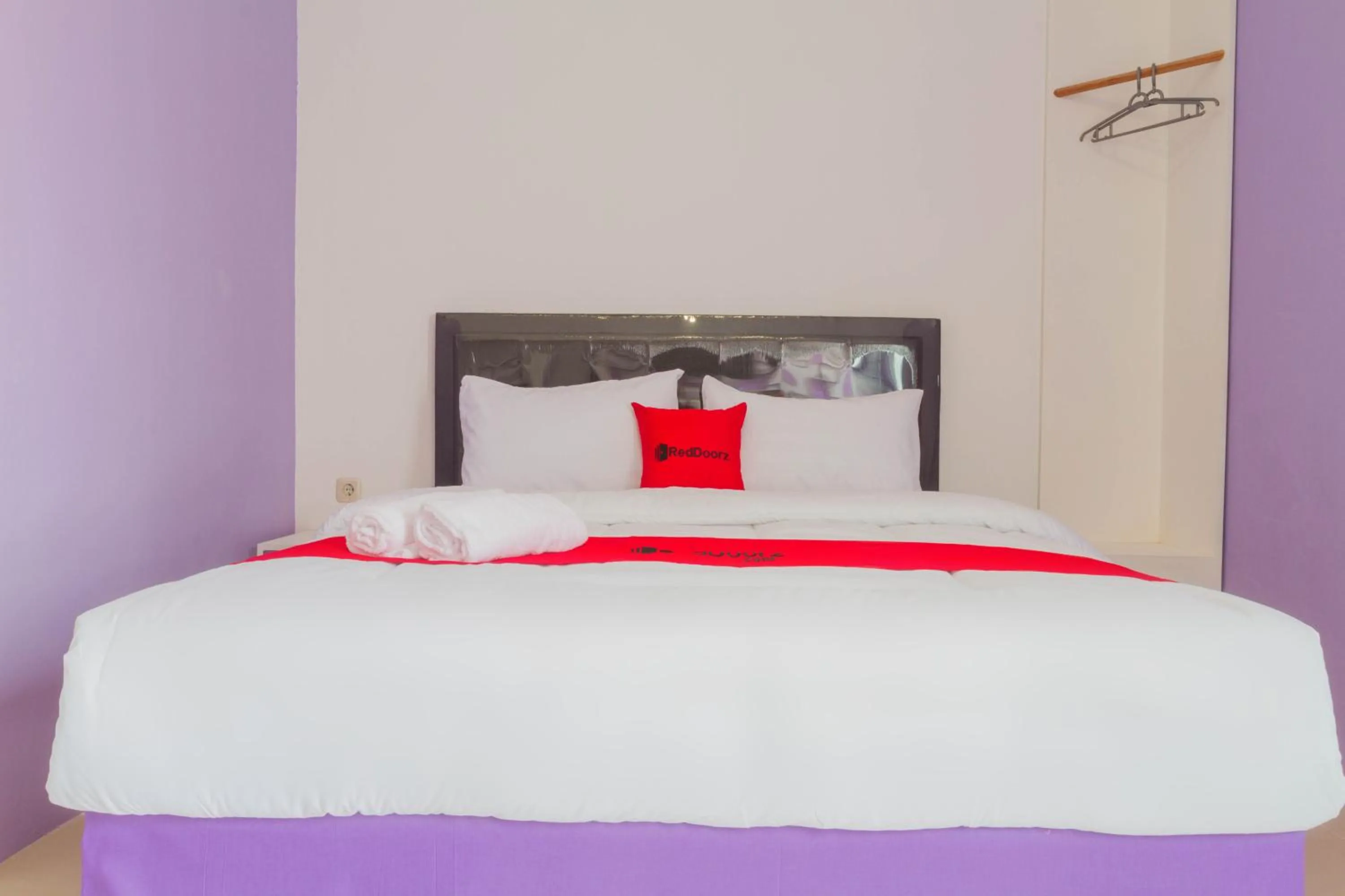 Bedroom, Bed in RedDoorz Plus @ Tuparev Cirebon 2