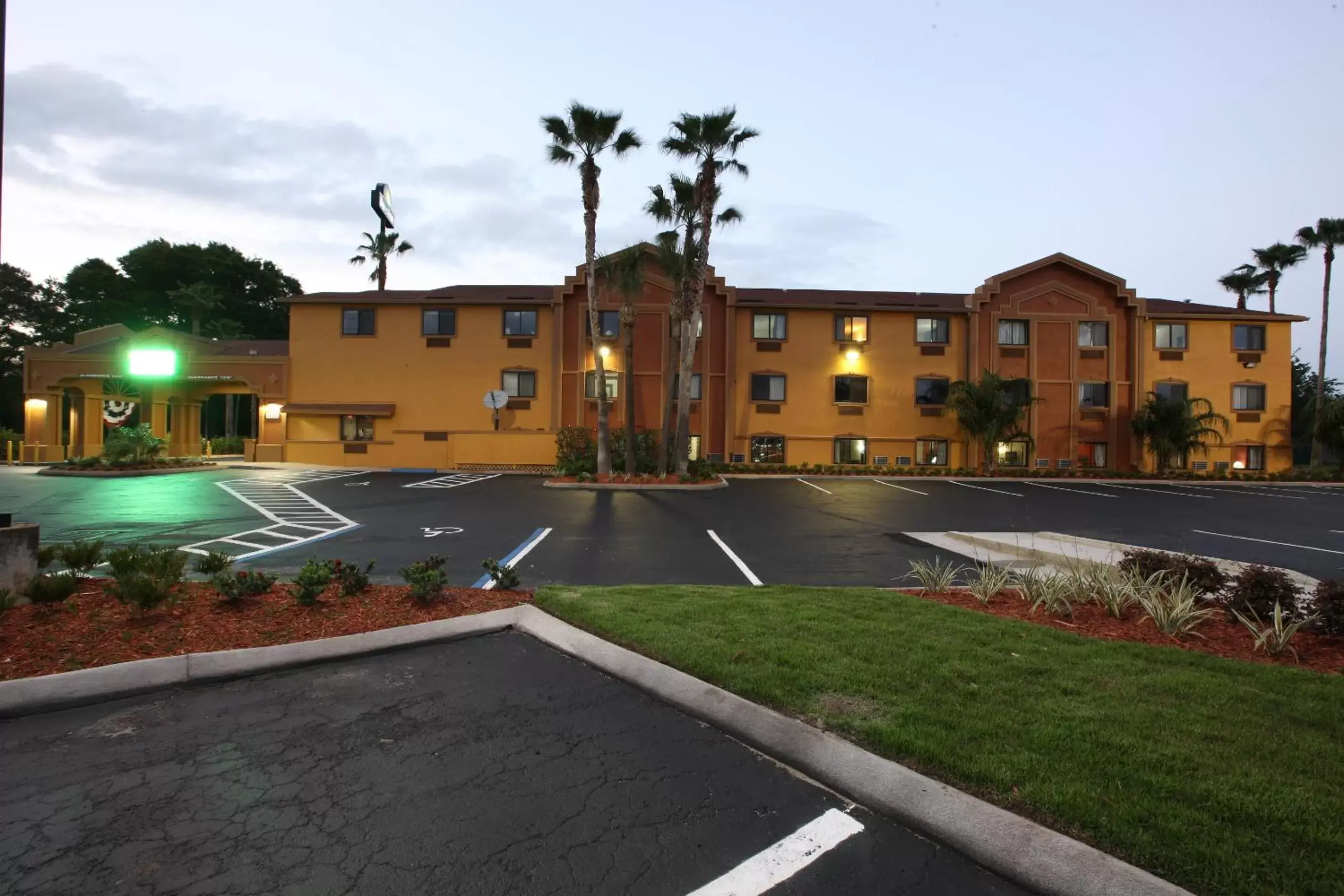 Facade/entrance, Property Building in Days Inn by Wyndham Orange Park/Jacksonville