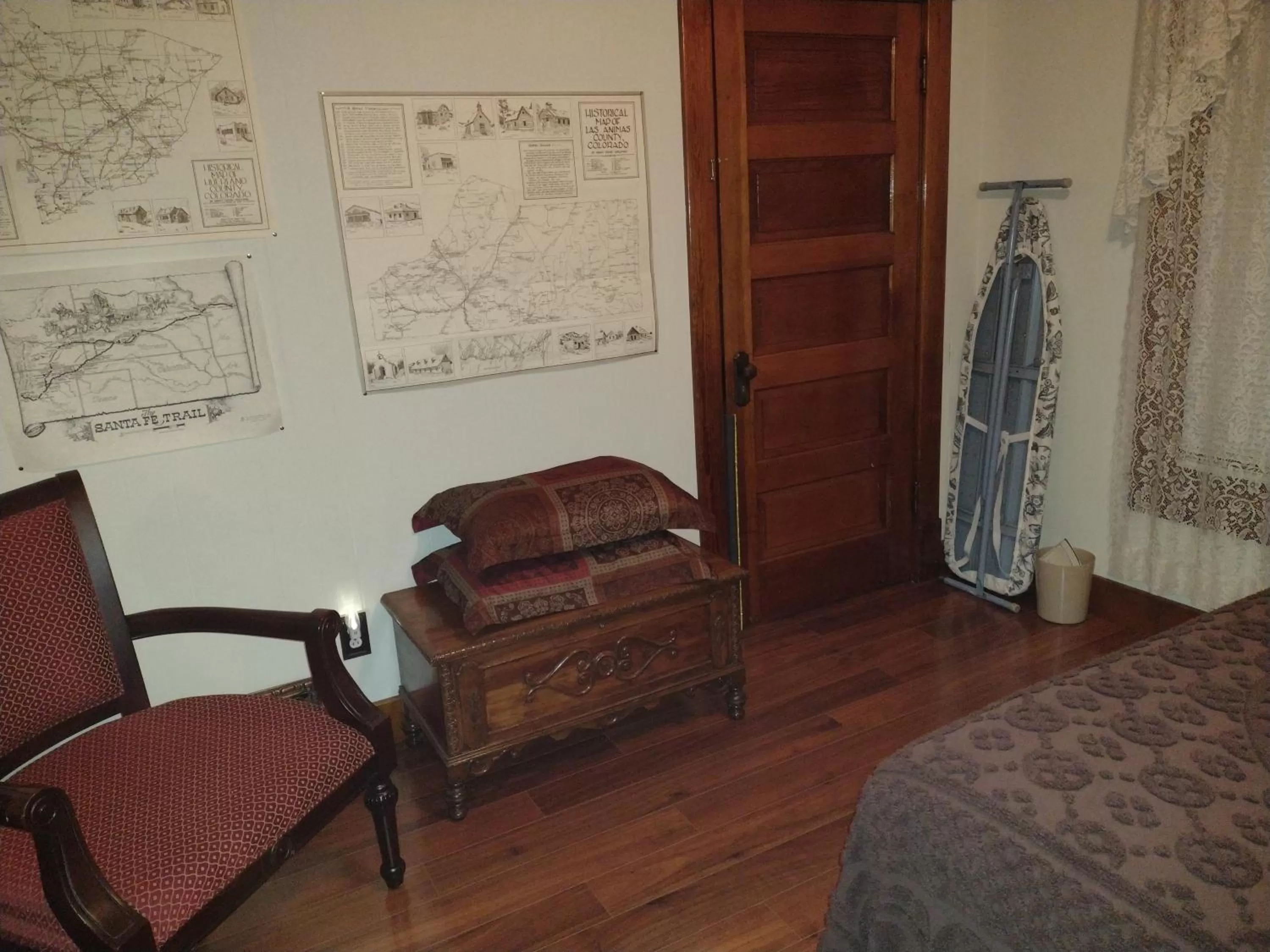 Seating area in Quiet FULL-SIZE bed close to town 420 friendly