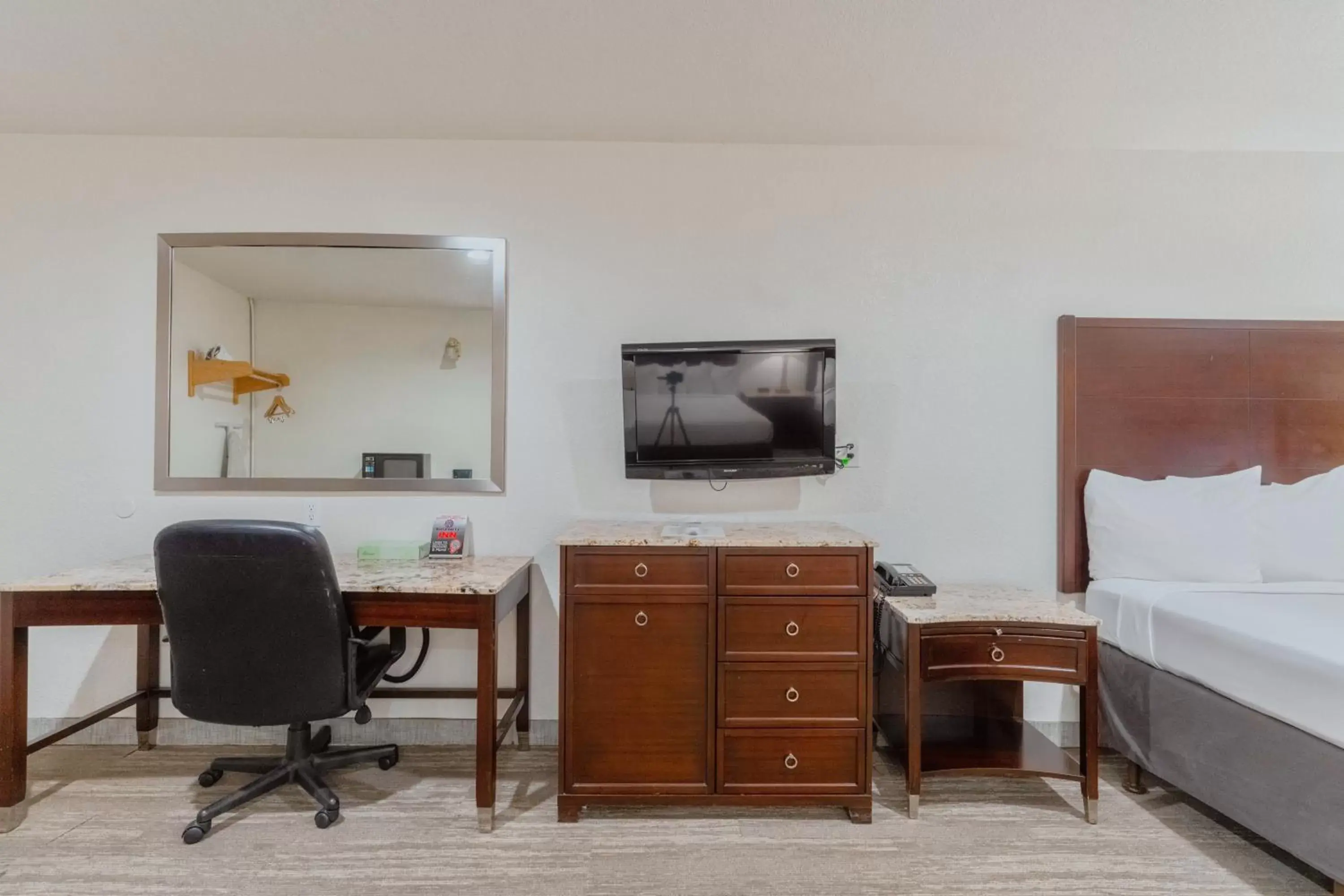 TV and multimedia, TV/Entertainment Center in The Yosemite Inn