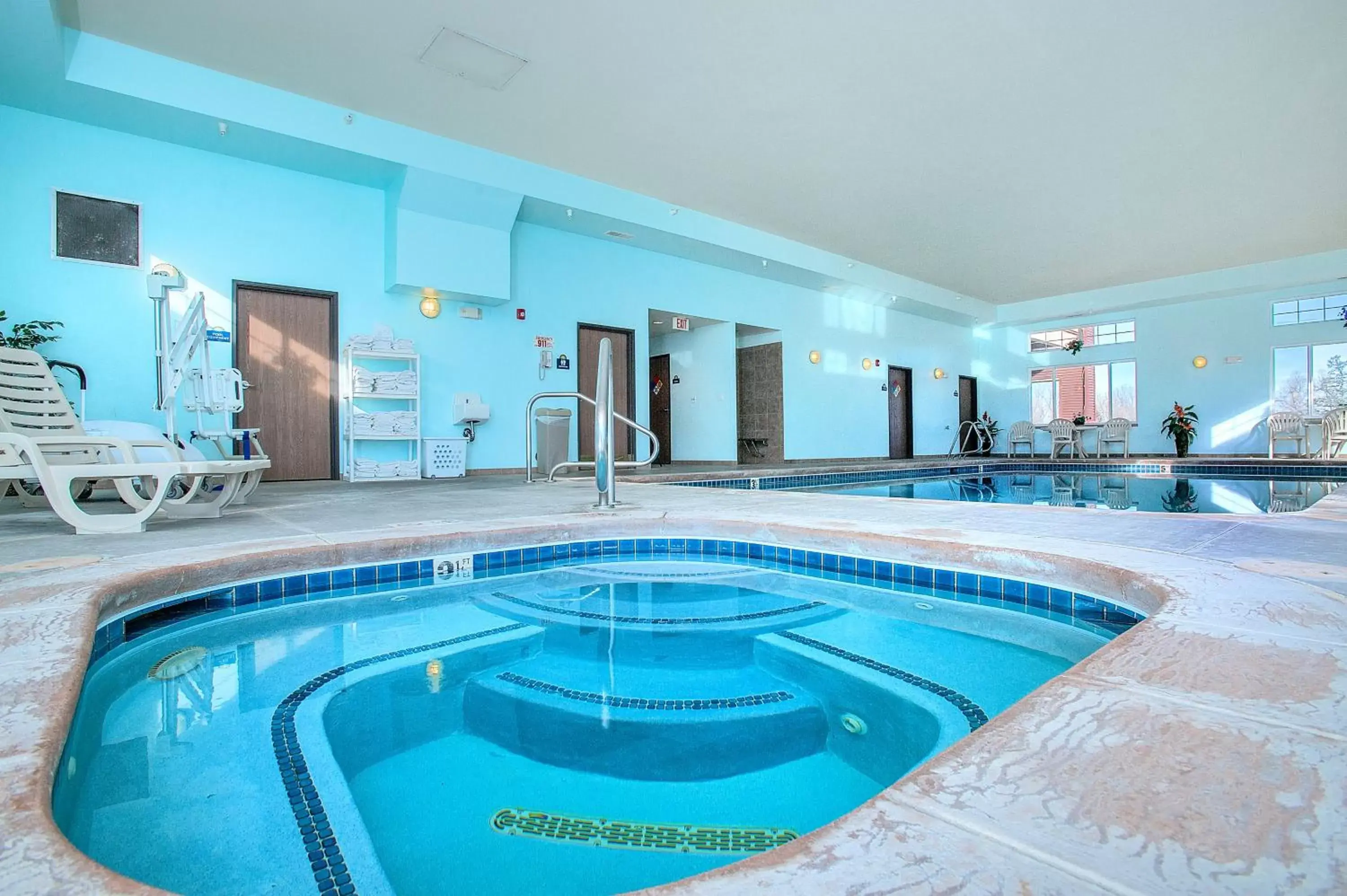 Hot Tub, Swimming Pool in Days Inn by Wyndham Manitou Springs