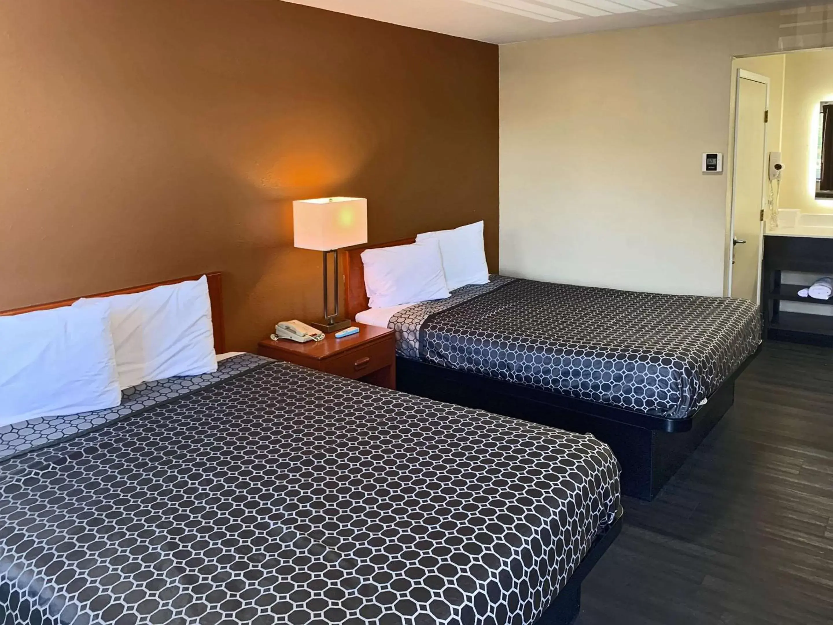 Bedroom, Bed in Rodeway Inn Sacramento-University Area