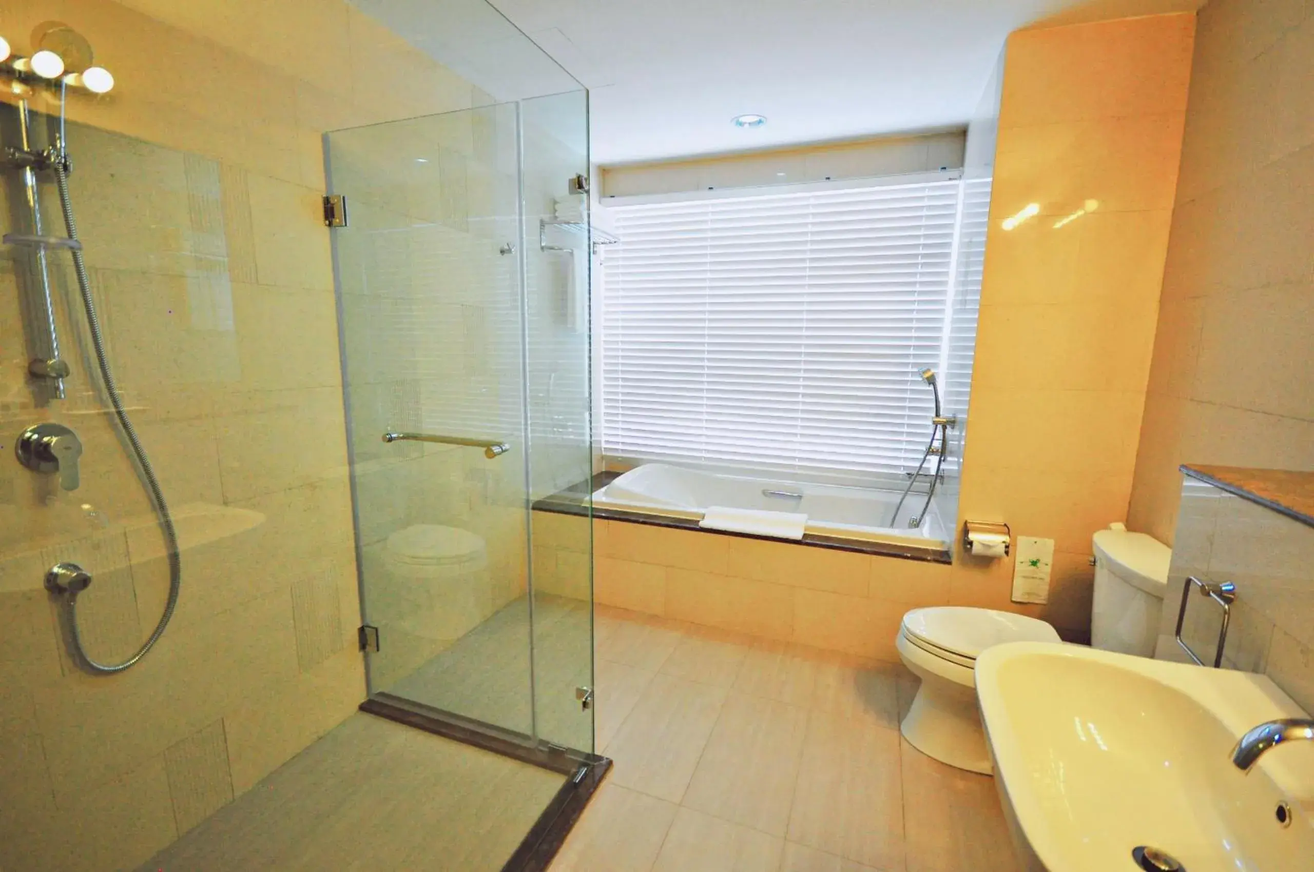 Shower, Bathroom in Parinda Hotel