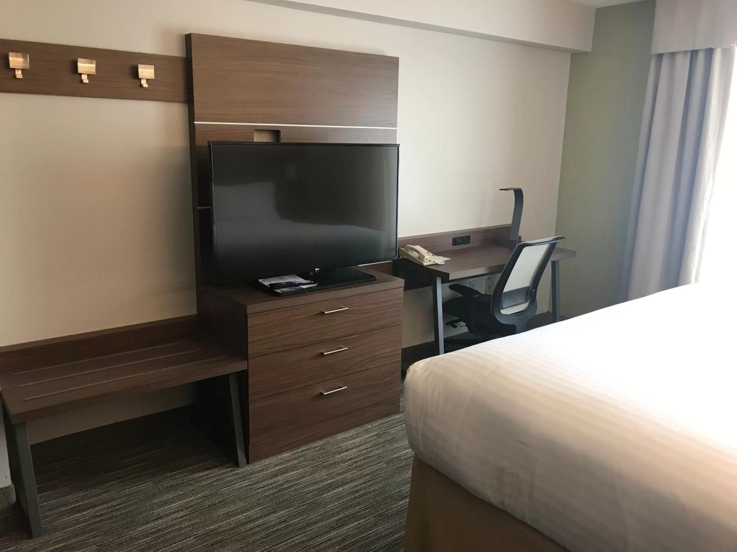 Bedroom, Bed in Holiday Inn Express Hotel & Suites Louisville East by IHG