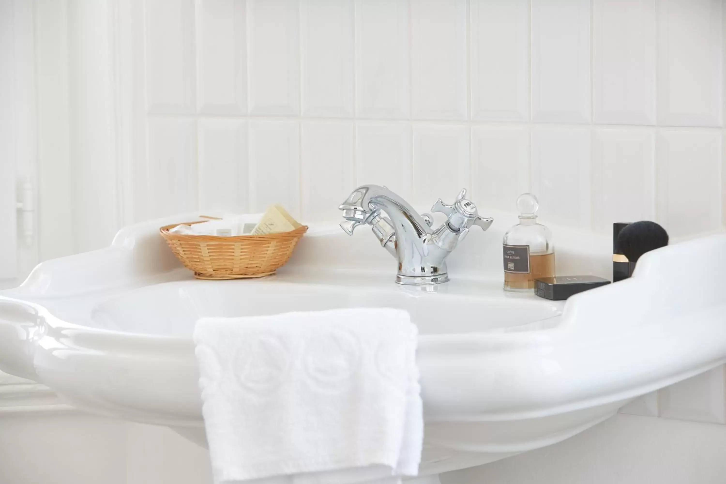 Bathroom in The Originals Boutique, Hôtel La Colonne de Bronze, Saint-Valéry-sur-Somme (Inter-Hotel)