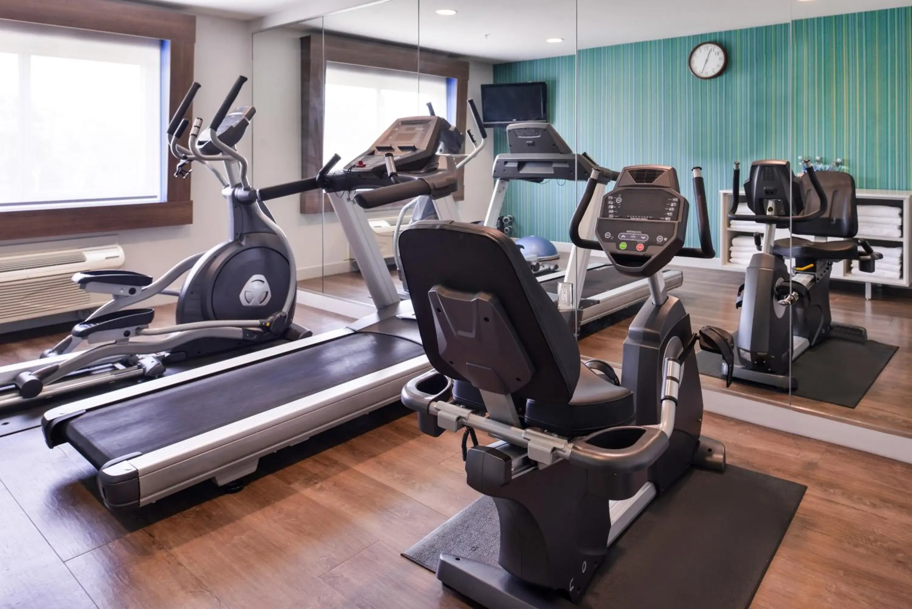 Spa and wellness centre/facilities in Holiday Inn Express Hotel & Suites Elgin by IHG Spa and wellness centre/facilities in Holiday Inn Express Hotel & Suites Elgin by IHG