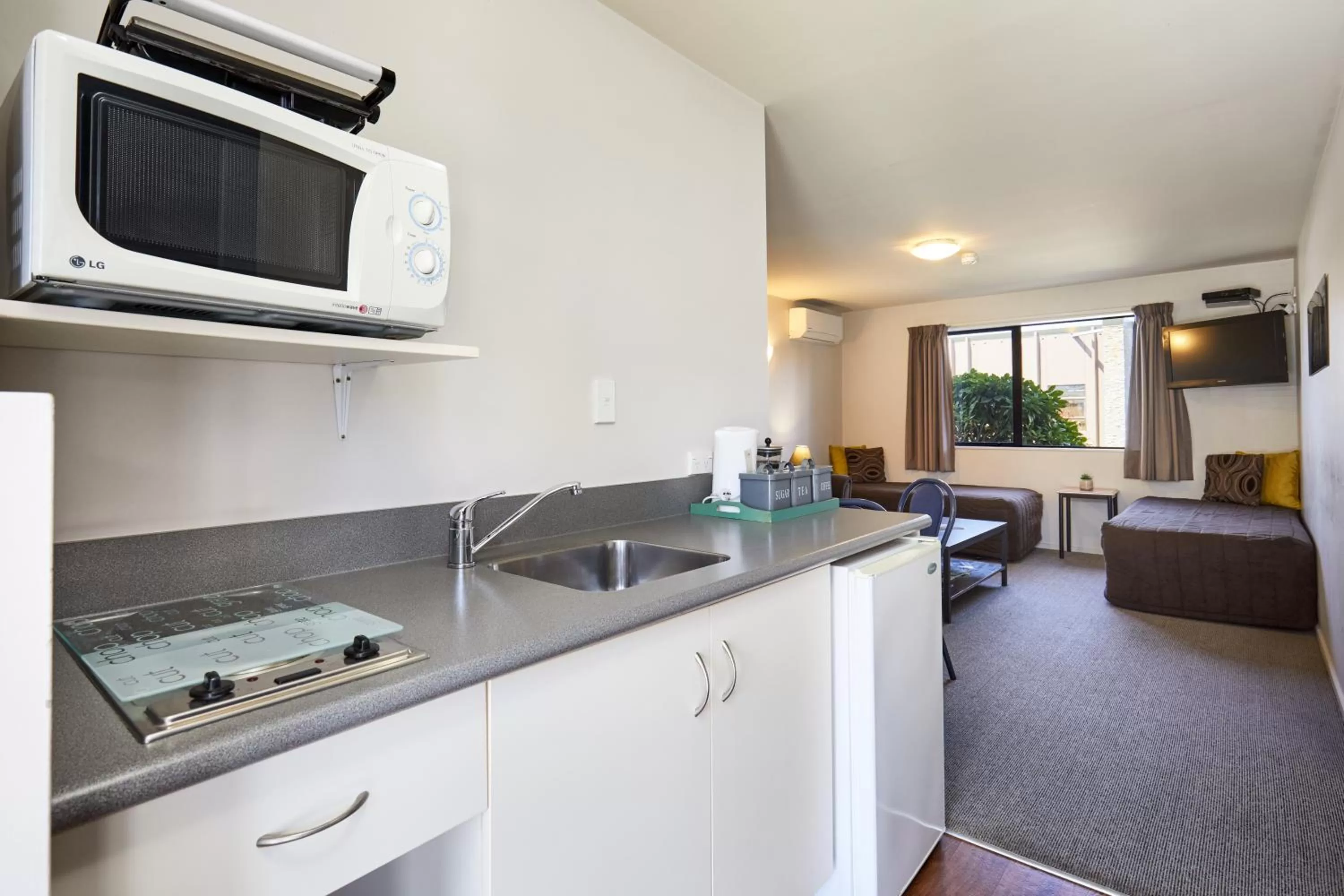 Kitchen or kitchenette in Blenheim Palms Motel